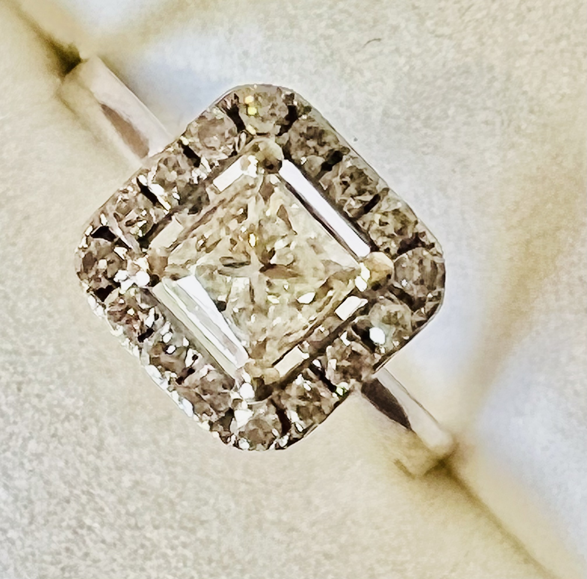 Excellent 18ct White Gold 1CT Diamond Ring with Certified VVS1 Princess Cut Stone - Image 3 of 9