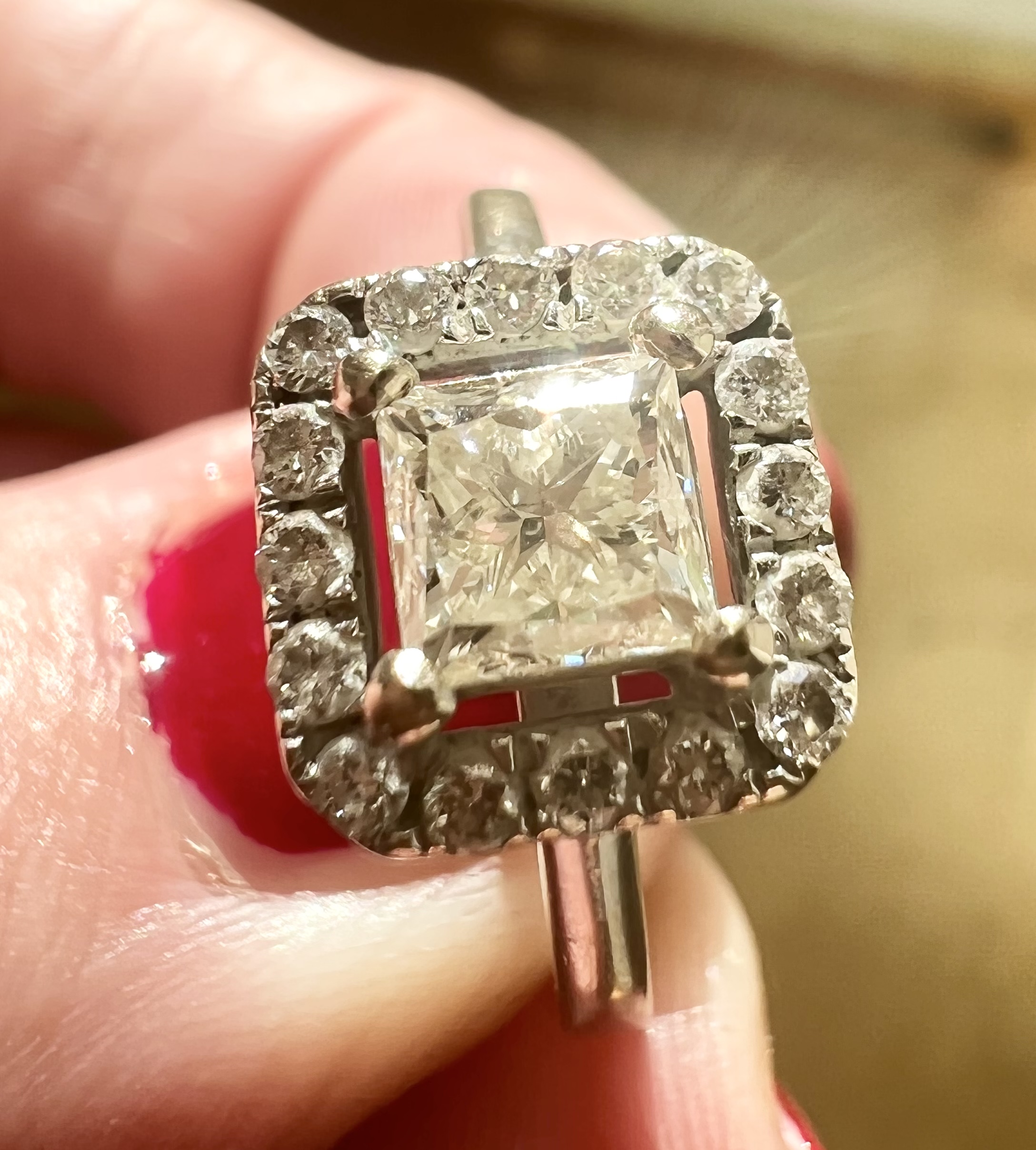 Excellent 18ct White Gold 1CT Diamond Ring with Certified VVS1 Princess Cut Stone - Image 2 of 9