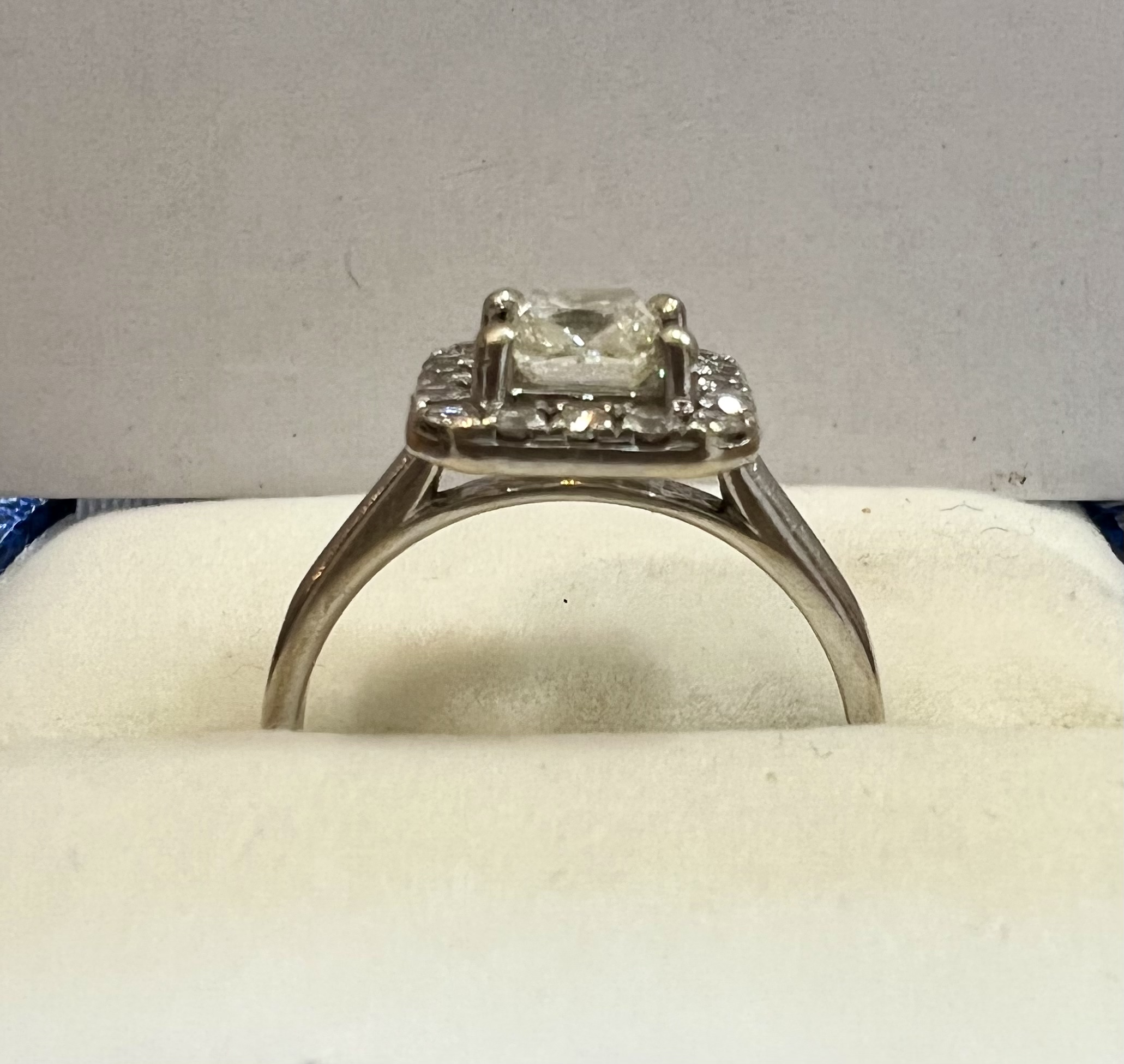 Excellent 18ct White Gold 1CT Diamond Ring with Certified VVS1 Princess Cut Stone - Image 4 of 9