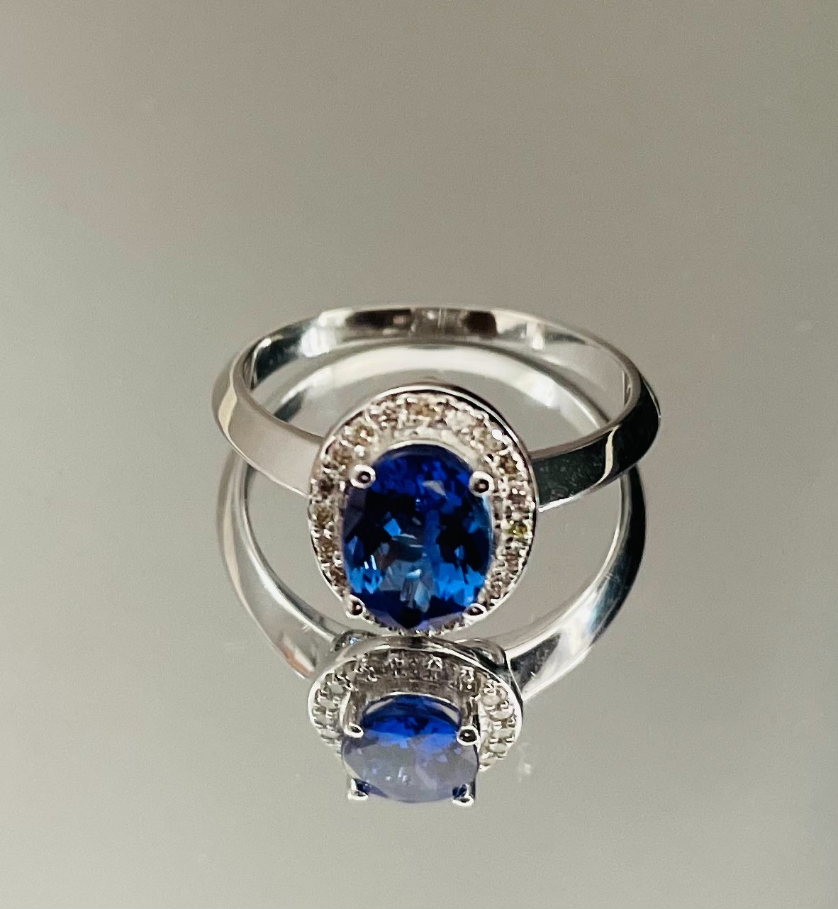 Beautiful Natural Tanzanite Ring With Diamonds And 18k Gold - Image 4 of 5