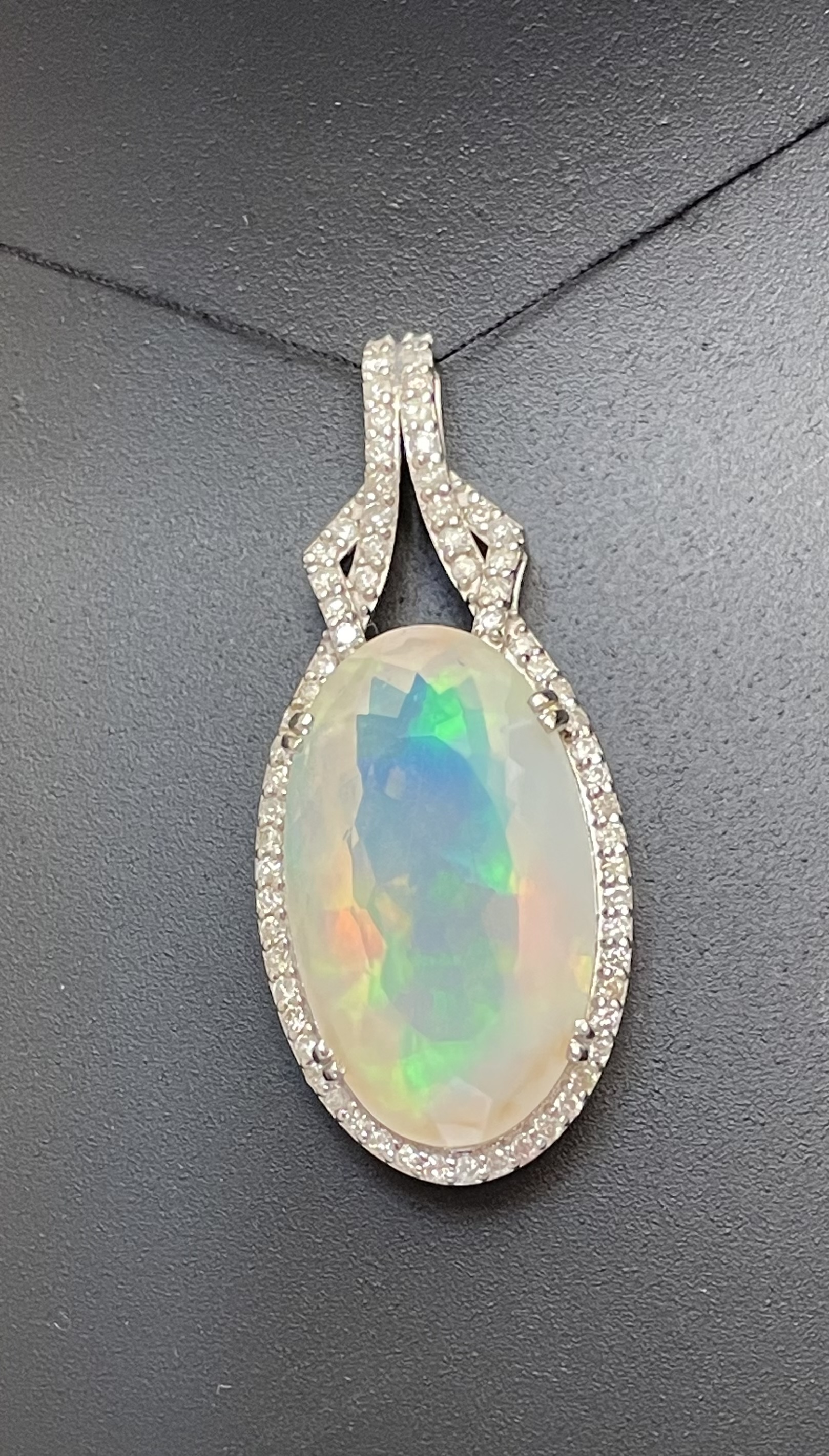 Beautiful Natural 22.33 ct Opal Pendant &1.15 Ct Diamonds & 18k White Gold - Image 7 of 9