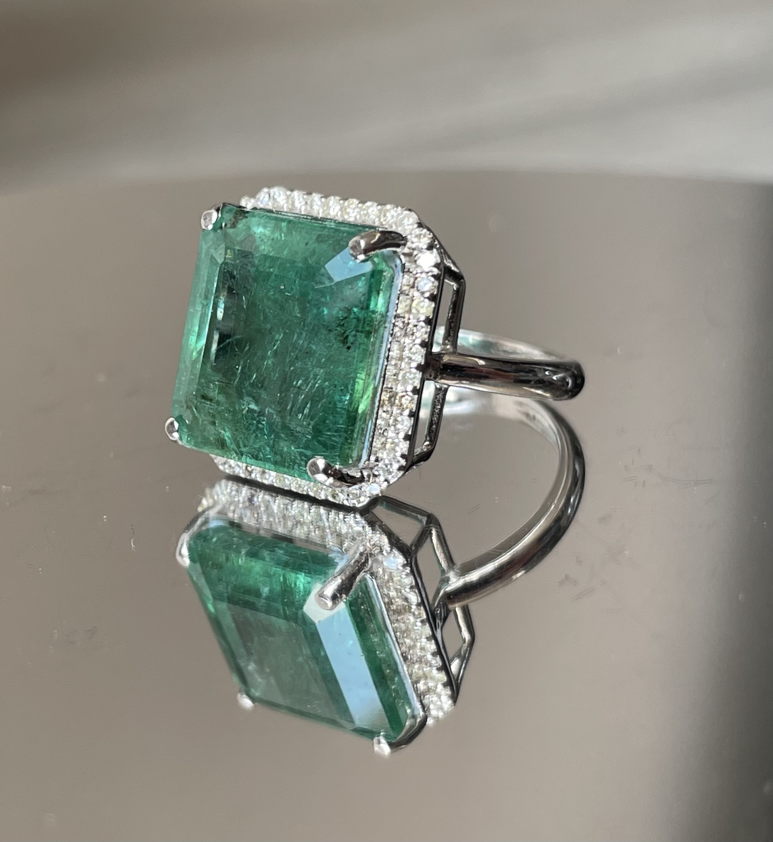 IGI Cert 8.77CT Natural Emerald Ring Natural Diamonds & 18k Gold - Image 3 of 10