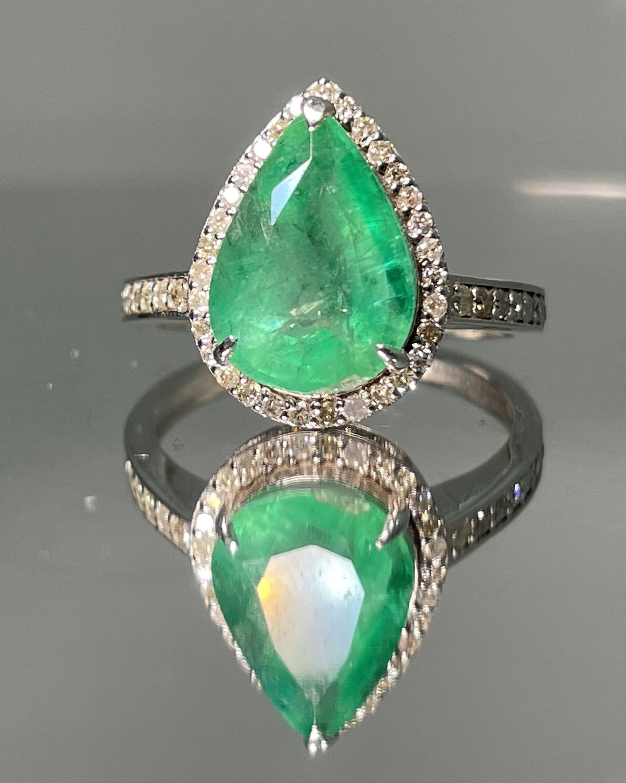 Beautiful 3.06 CT Natural Emerald With Natural Diamonds & 18k Gold