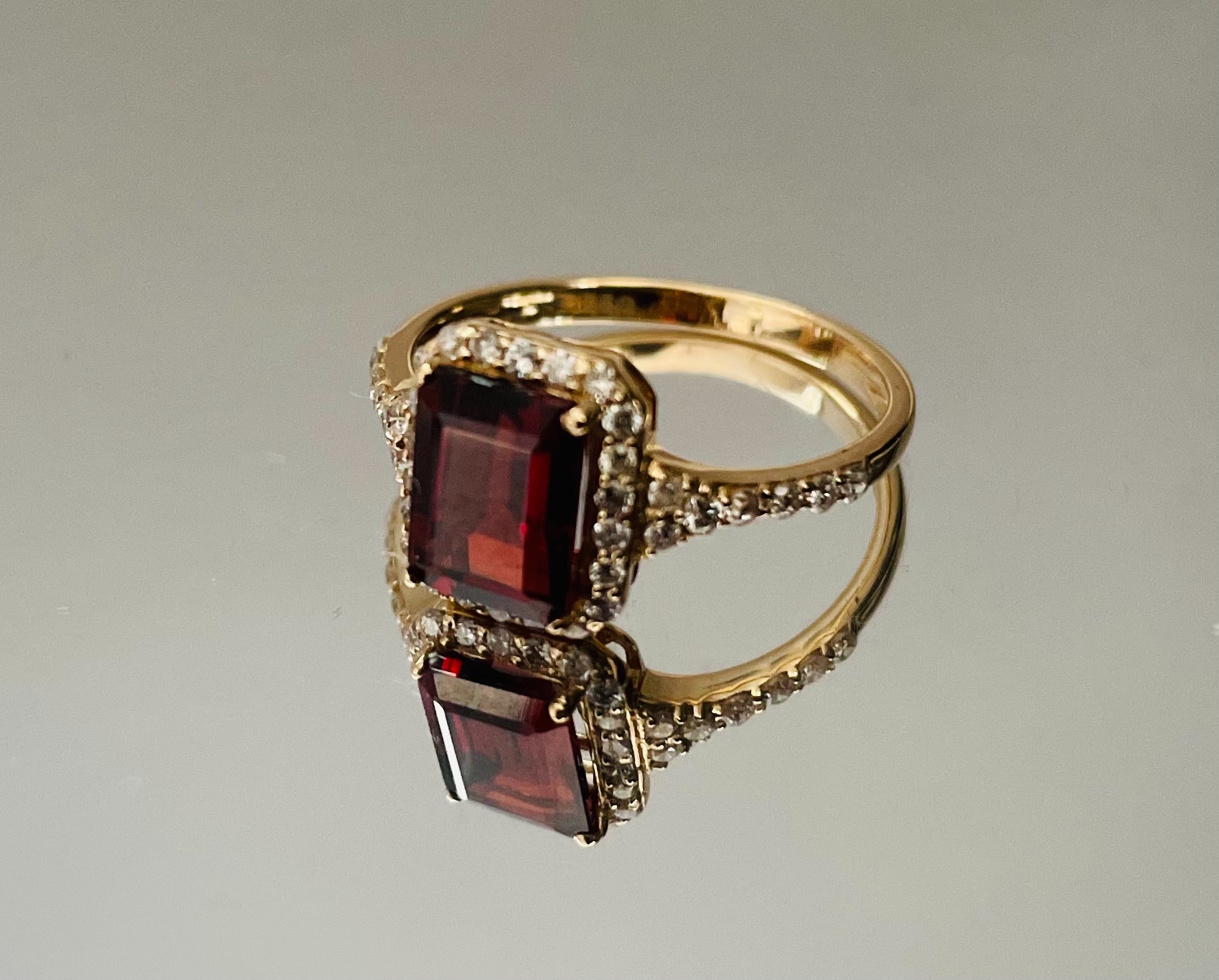 Beautiful Natural Garnet Ring With Diamonds And 18k Gold - Image 8 of 8