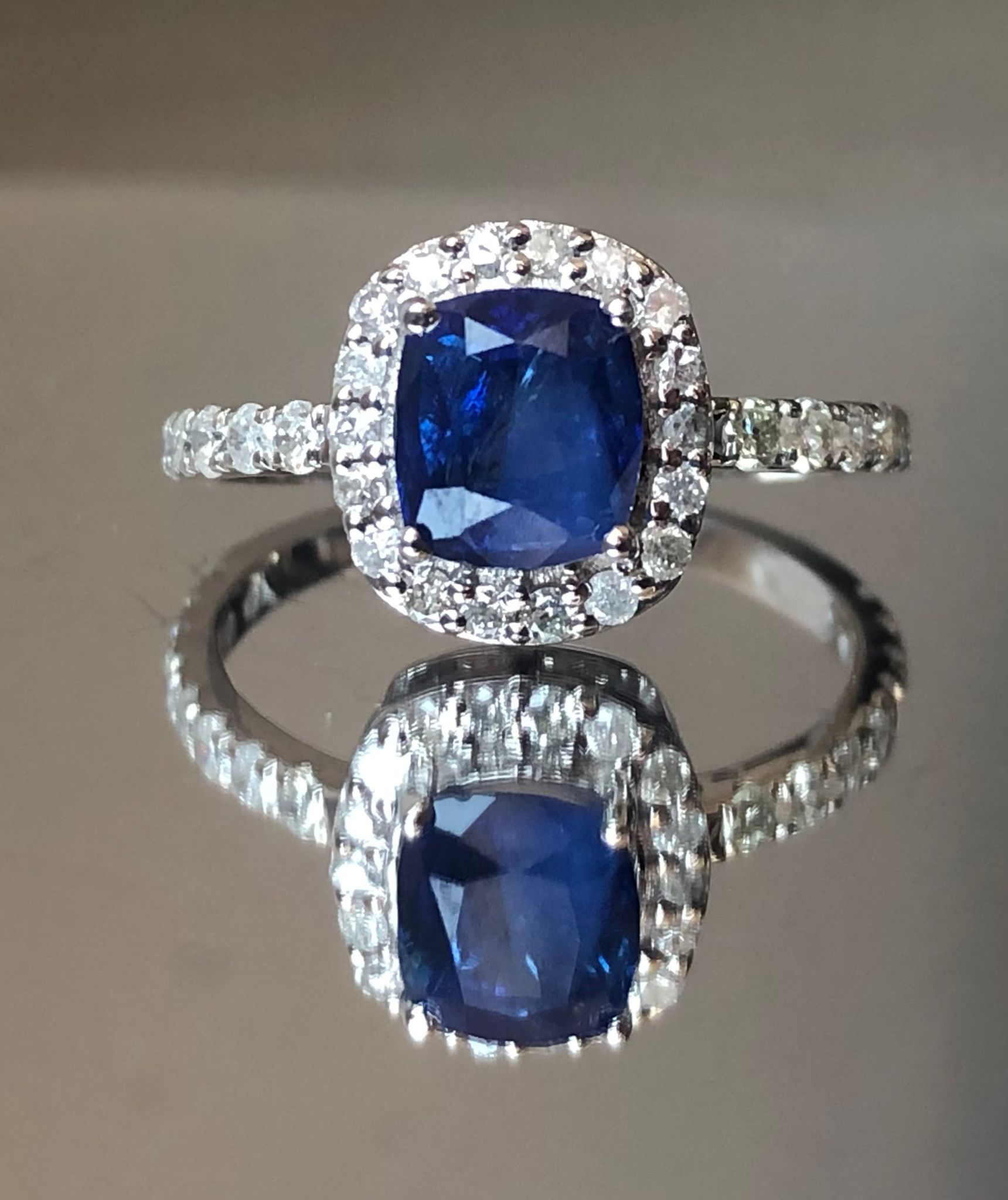 Beautiful Natural Ceylon Royal Blue Sapphire W Natural Diamonds & 18k Gold