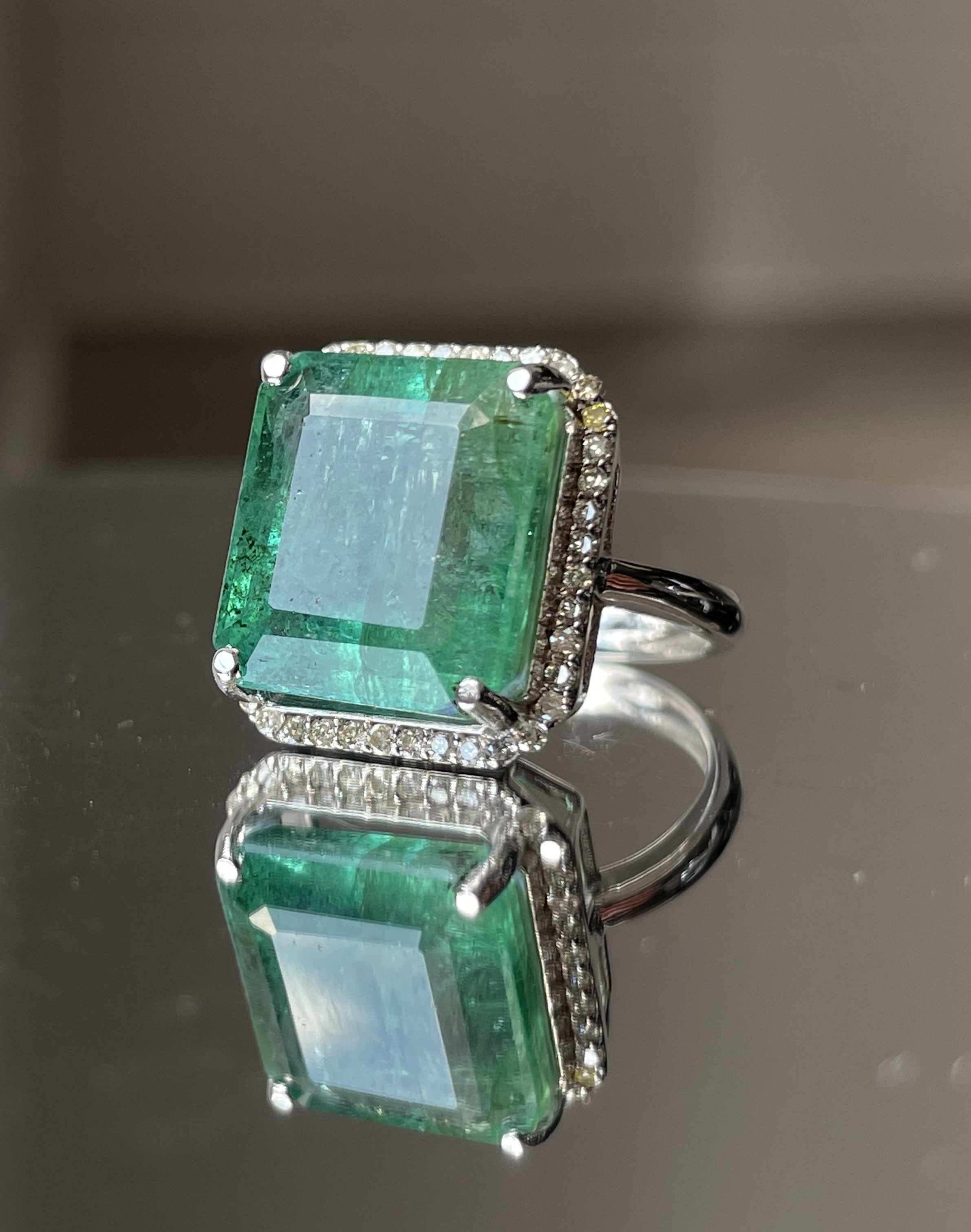 IGI Cert 8.77CT Natural Emerald Ring Natural Diamonds & 18k Gold - Image 7 of 10