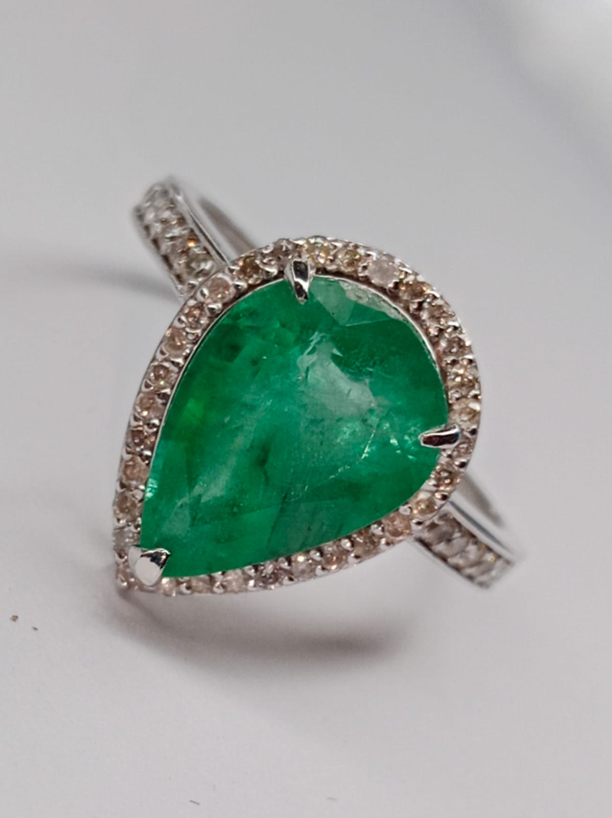 Beautiful 3.06 CT Natural Emerald With Natural Diamonds & 18k Gold - Image 4 of 8