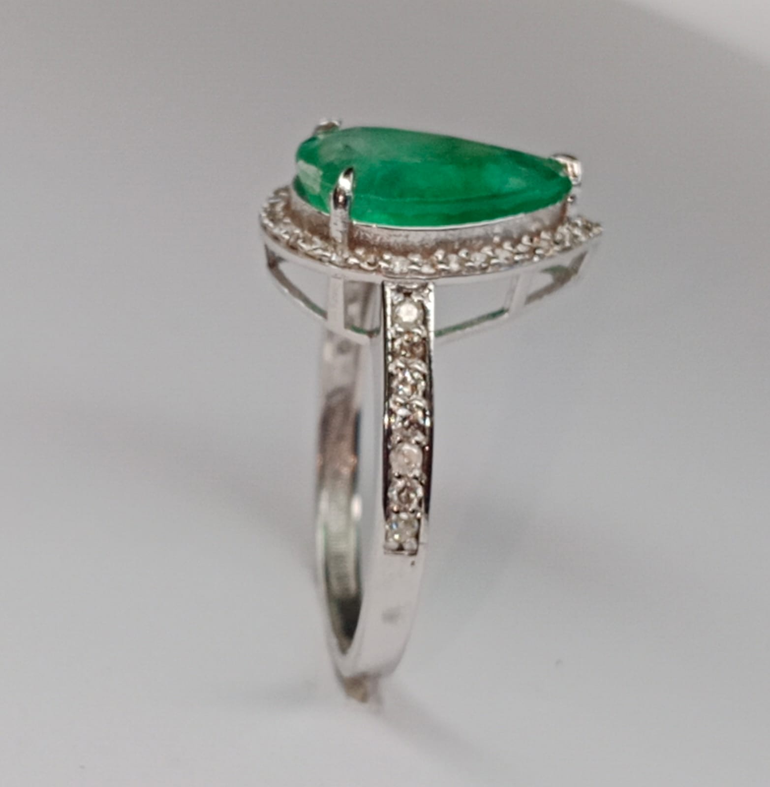 Beautiful 3.06 CT Natural Emerald With Natural Diamonds & 18k Gold - Image 7 of 8