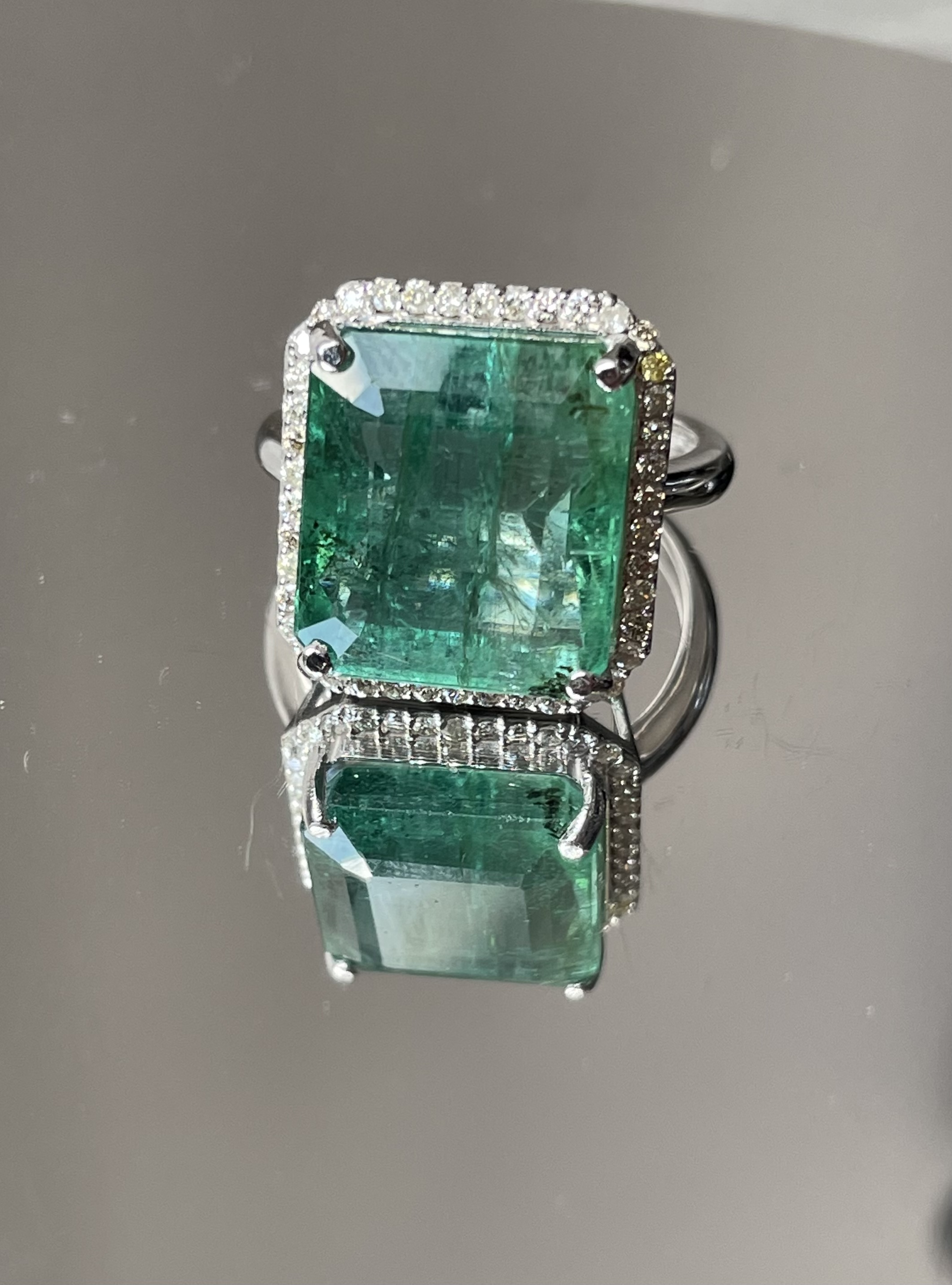 IGI Cert 8.77CT Natural Emerald Ring Natural Diamonds & 18k Gold - Image 6 of 10