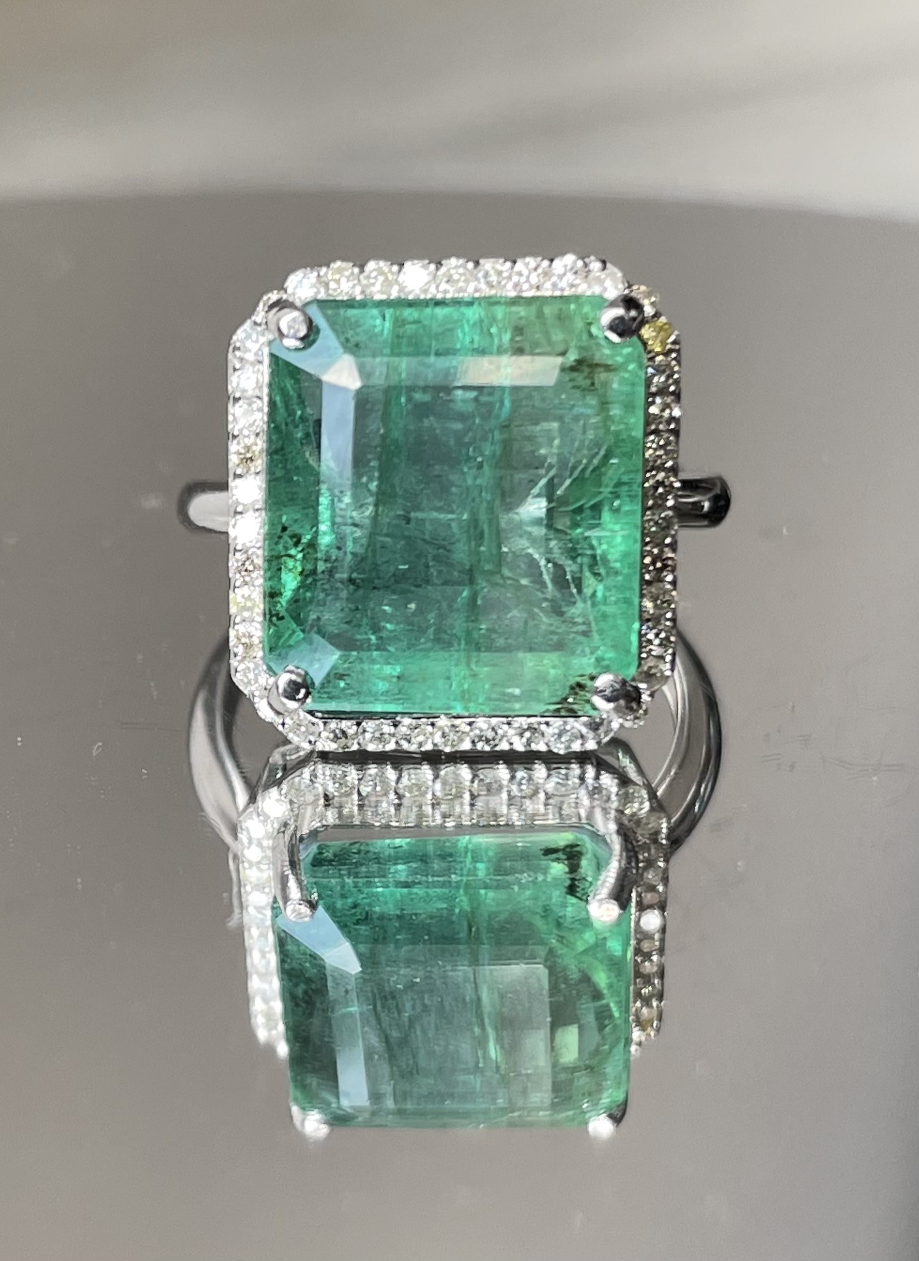 IGI Cert 8.77CT Natural Emerald Ring Natural Diamonds & 18k Gold - Image 9 of 10