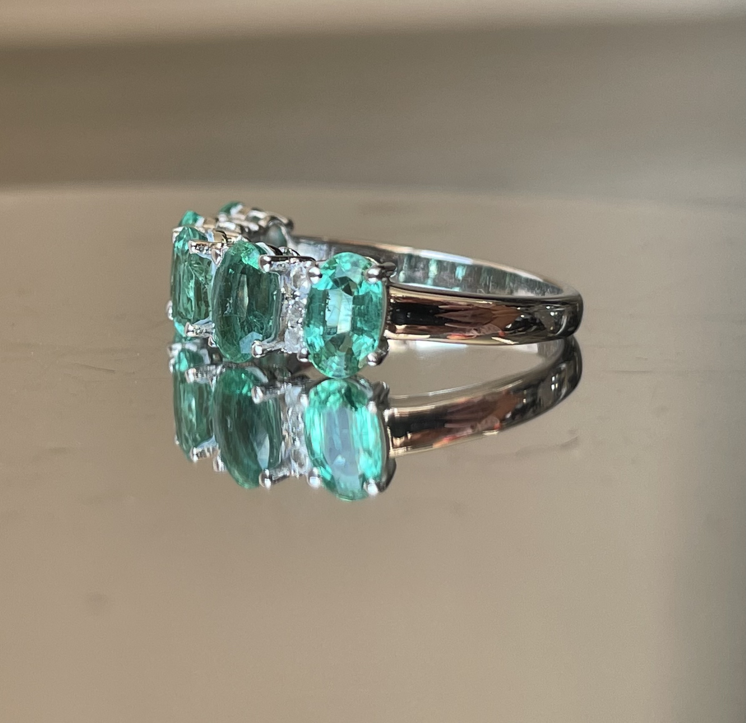 Beautiful Natural Emerald Ring With Natural Diamonds And 18k Gold - Image 3 of 7