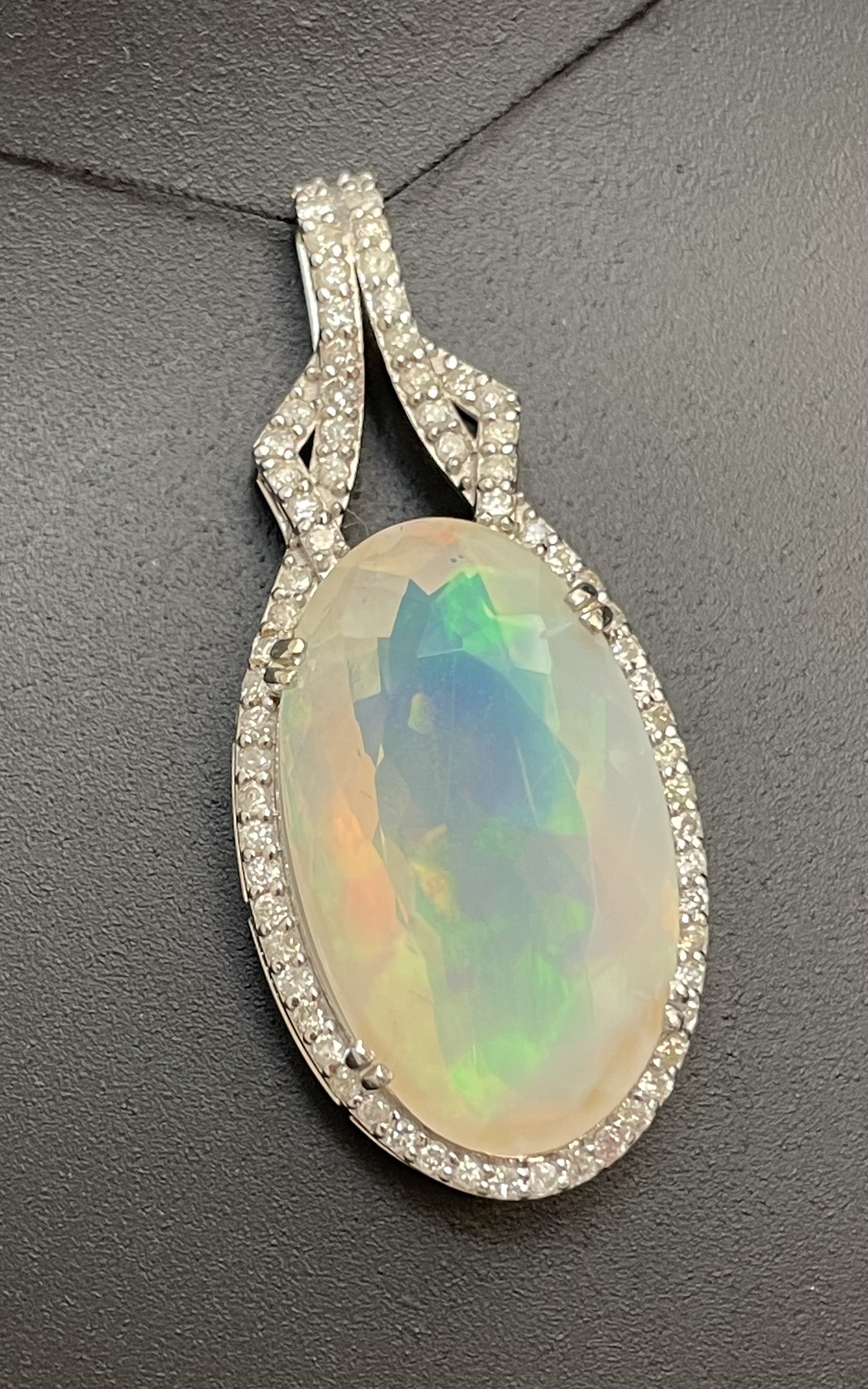 Beautiful Natural 22.33 ct Opal Pendant &1.15 Ct Diamonds & 18k White Gold - Image 5 of 9