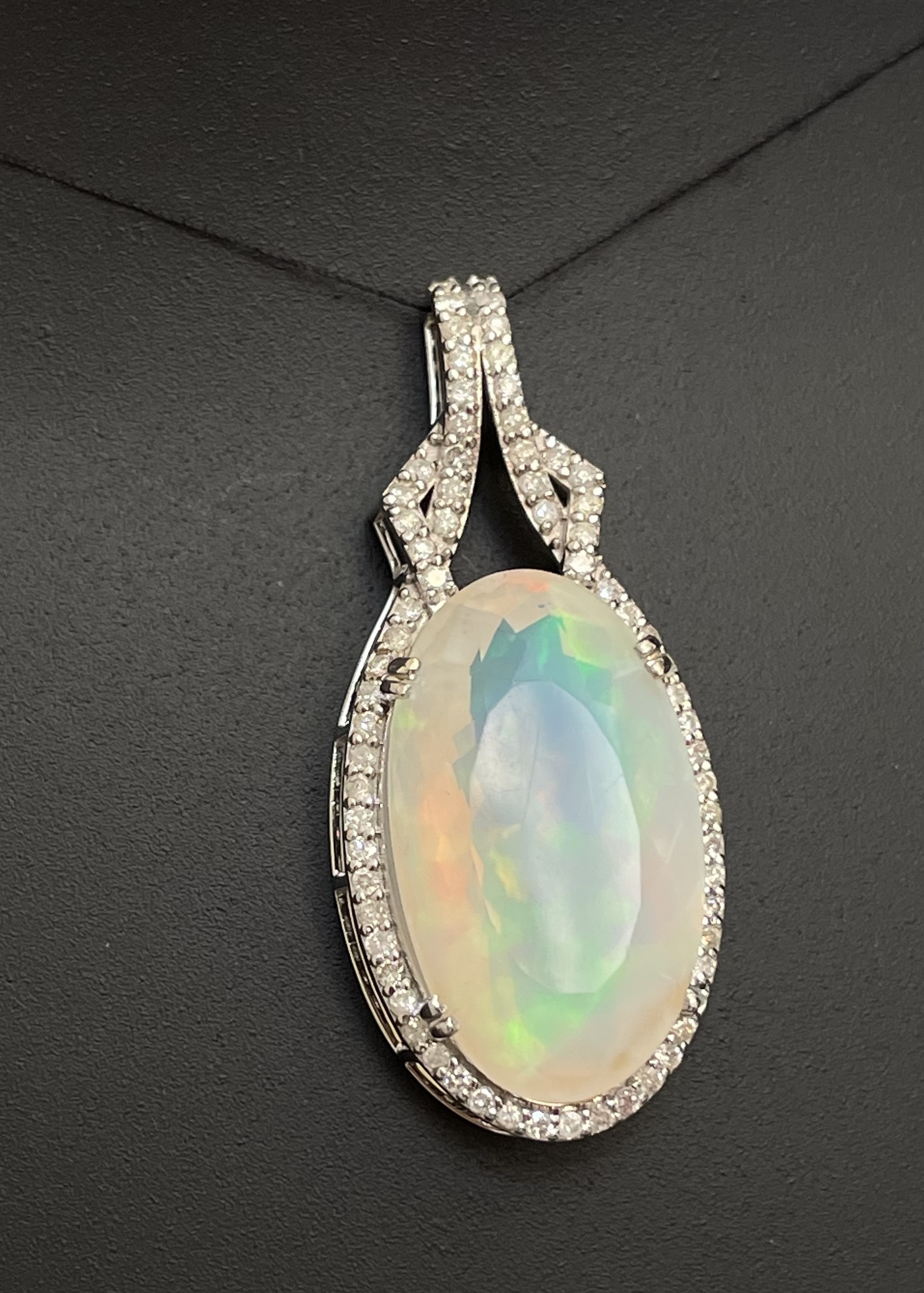 Beautiful Natural 22.33 ct Opal Pendant &1.15 Ct Diamonds & 18k White Gold - Image 6 of 9