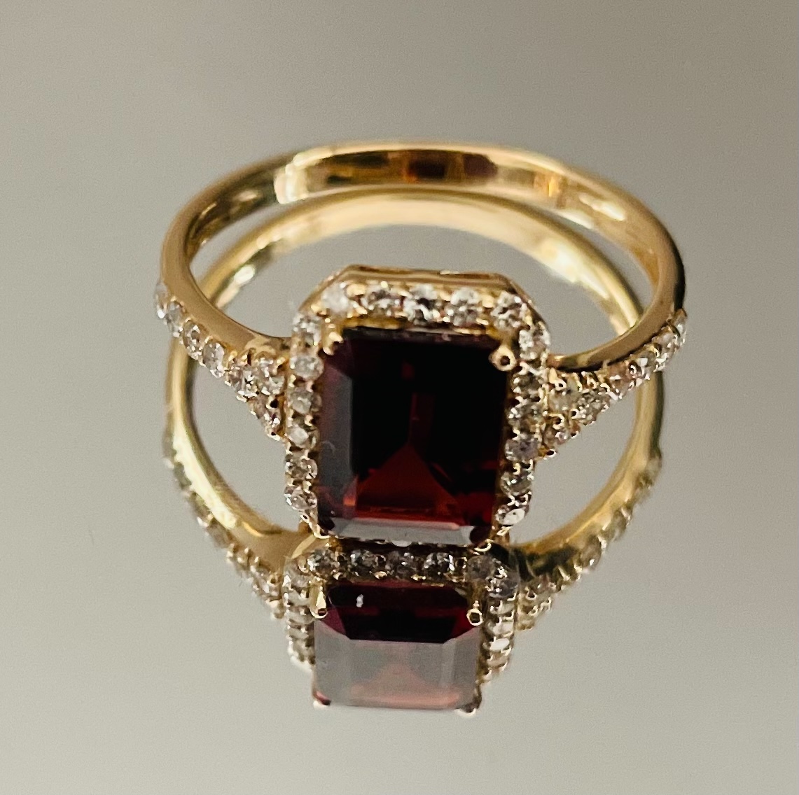 Beautiful Natural Garnet Ring With Diamonds And 18k Gold - Image 7 of 8