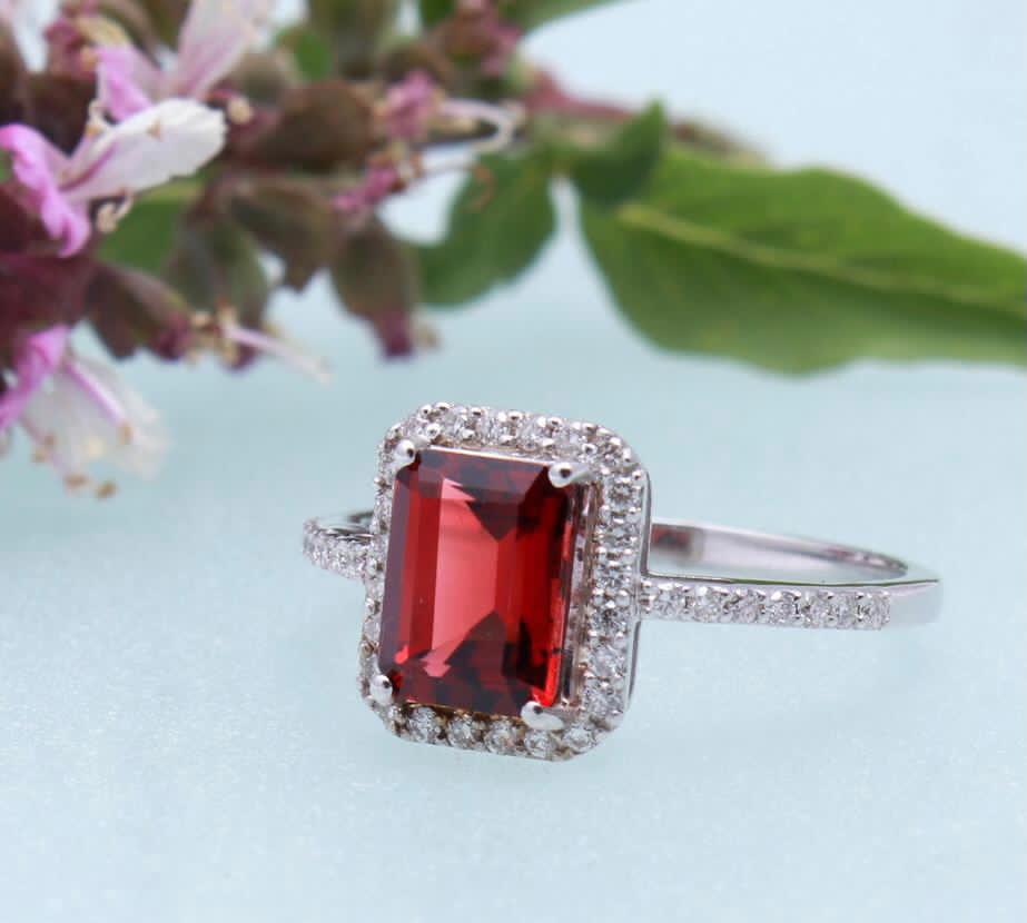 Beautiful Natural Garnet Ring With Diamonds And 18k Gold - Image 2 of 8