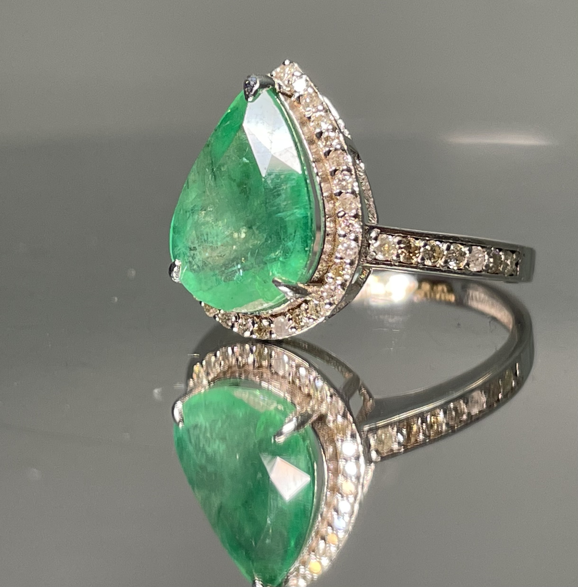 Beautiful 3.06 CT Natural Emerald With Natural Diamonds & 18k Gold - Image 3 of 8