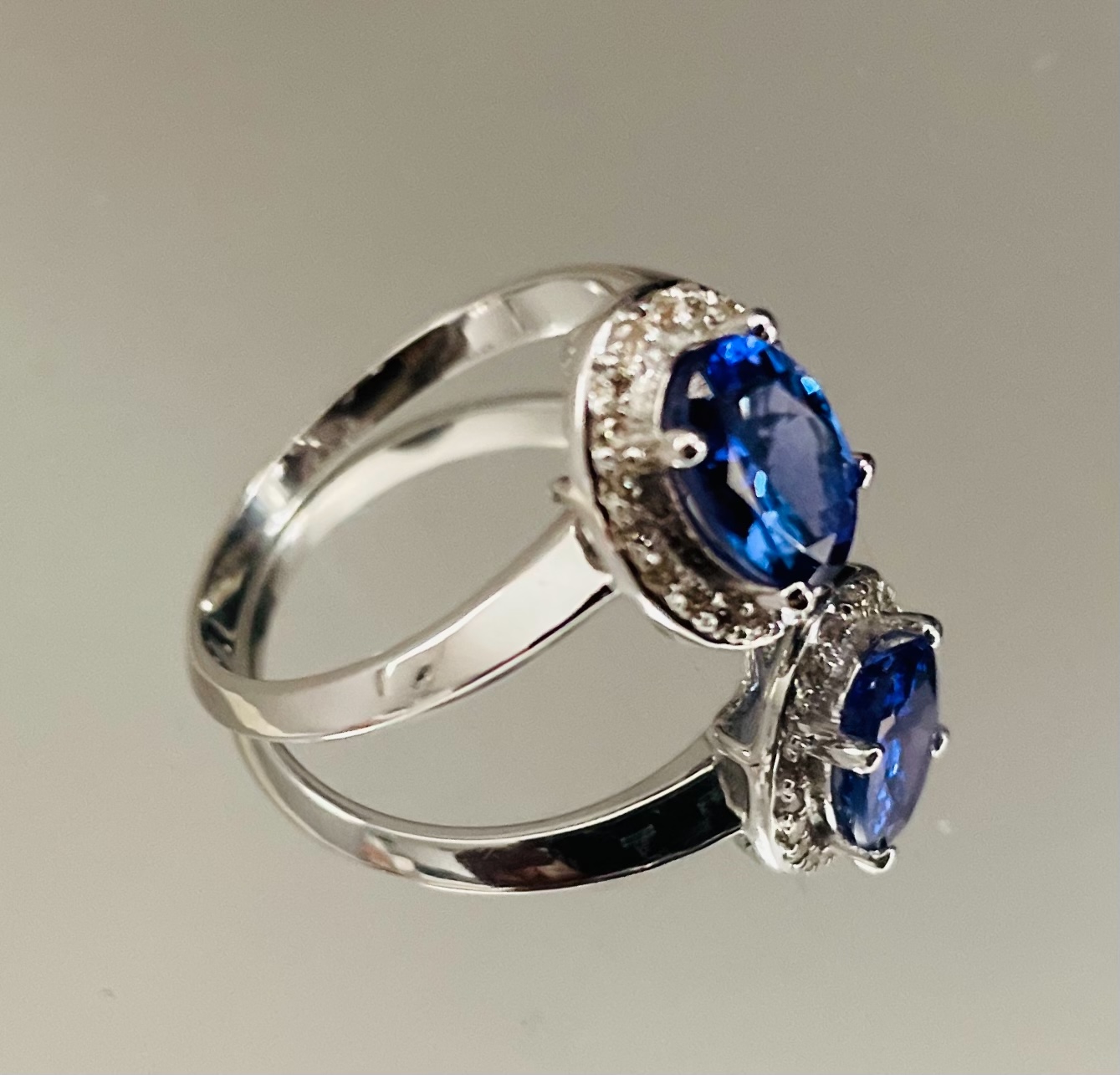Beautiful Natural Tanzanite Ring With Diamonds And 18k Gold - Image 2 of 5