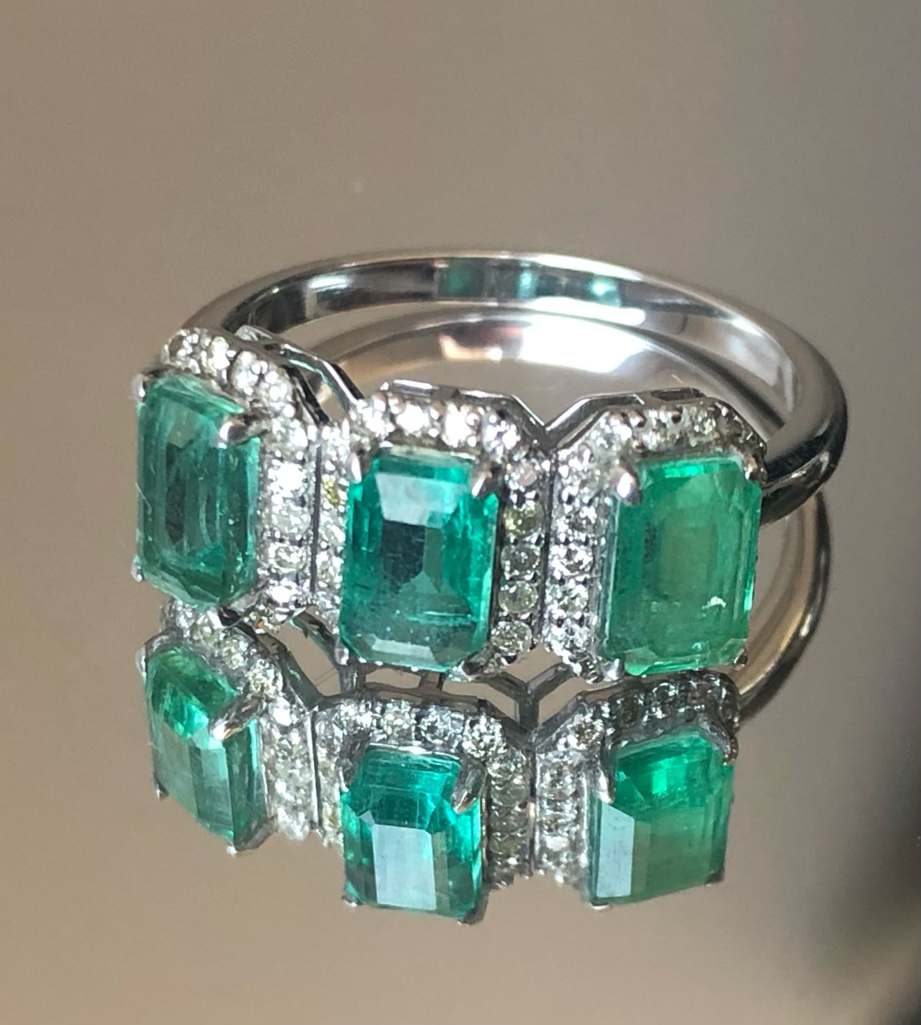 Beautiful Natural Emerald Ring With Natural Diamonds And 18k Gold - Image 5 of 8