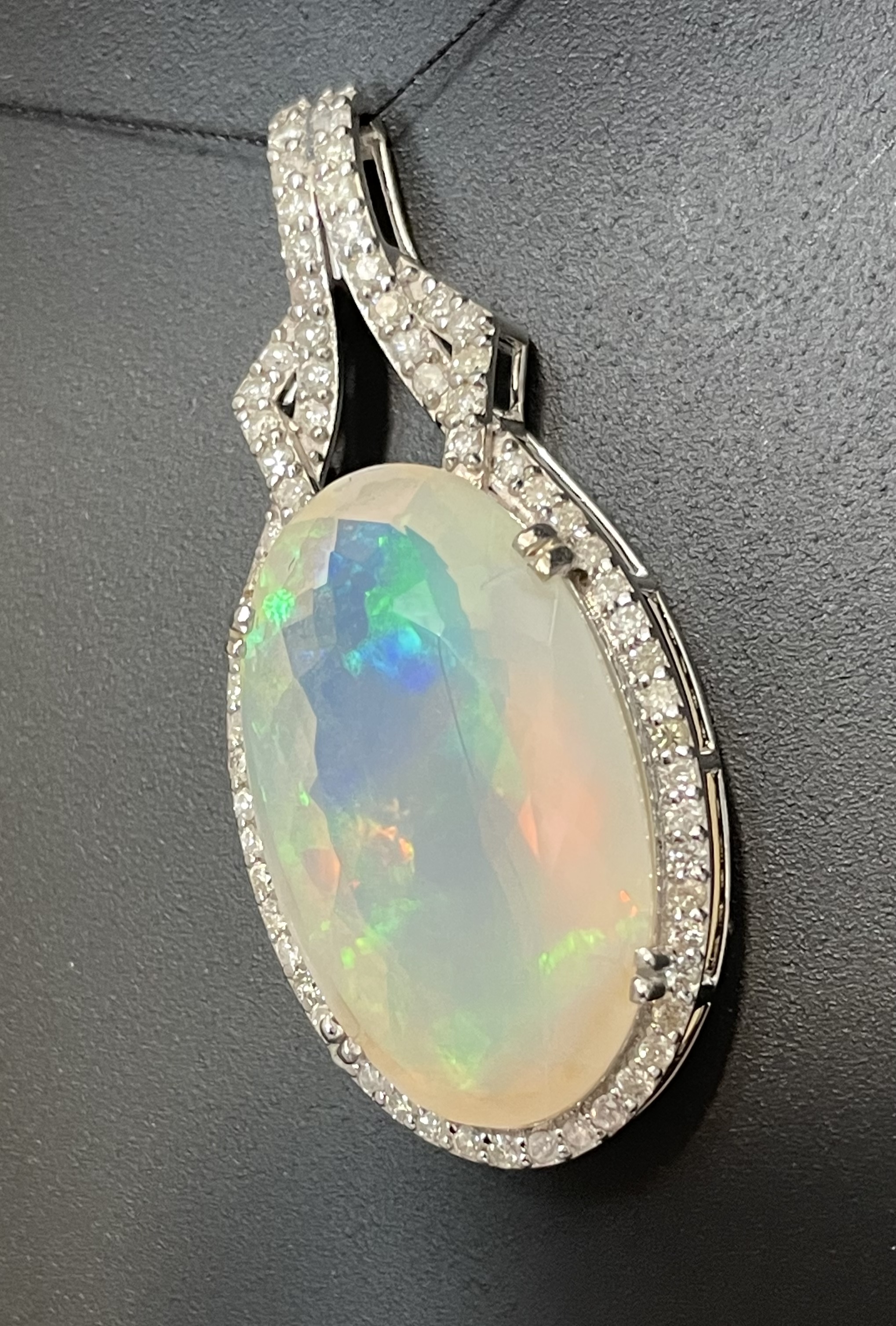 Beautiful Natural 22.33 ct Opal Pendant &1.15 Ct Diamonds & 18k White Gold - Image 3 of 9