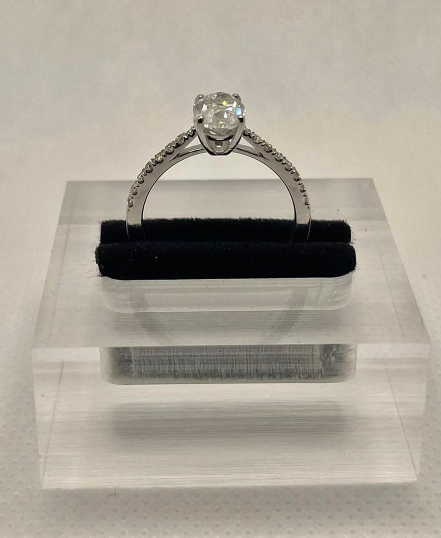 Beautiful Natural 1.69 CT Diamond Ring With 18k Gold - Image 2 of 10