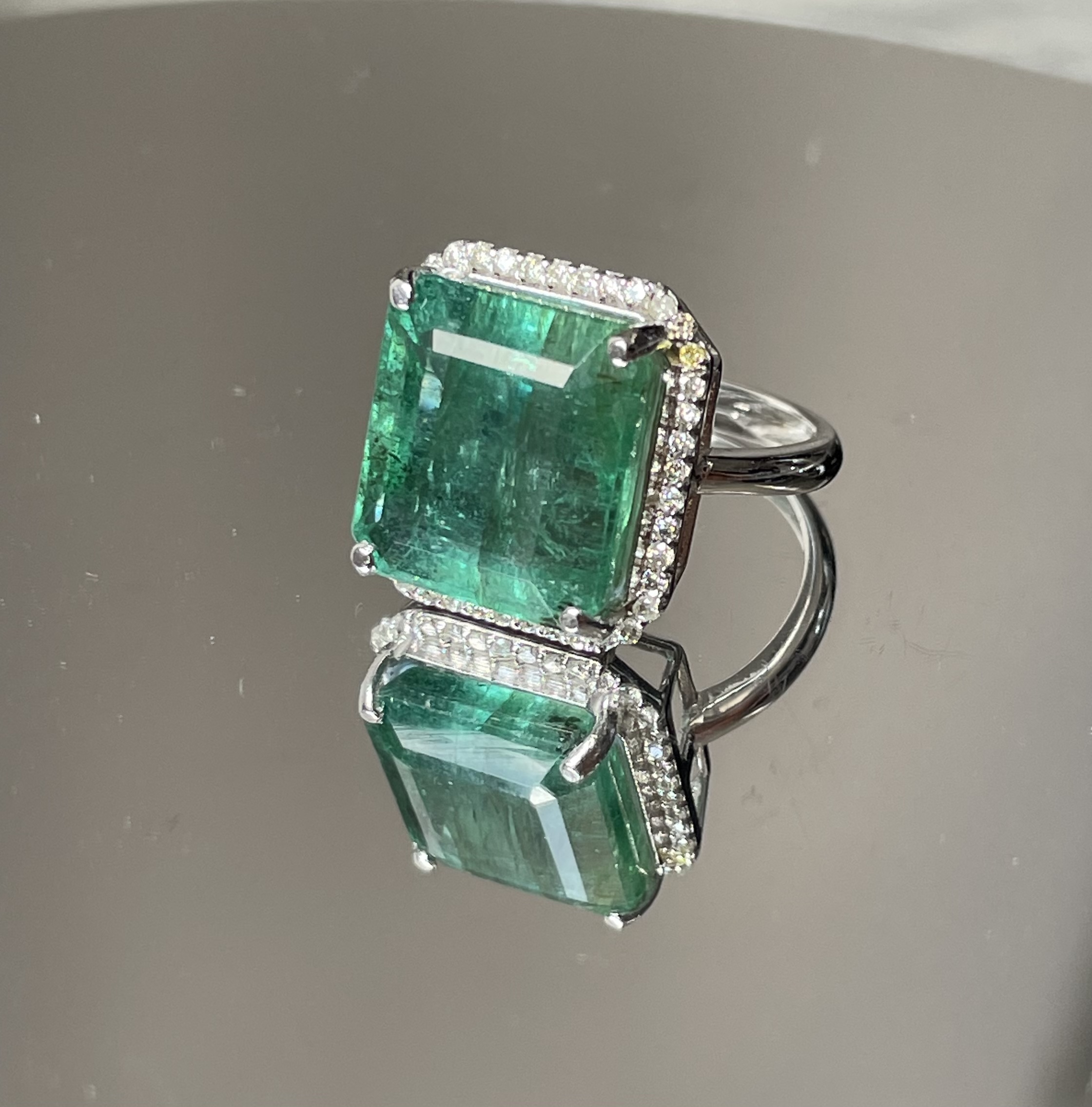 IGI Cert 8.77CT Natural Emerald Ring Natural Diamonds & 18k Gold - Image 8 of 10