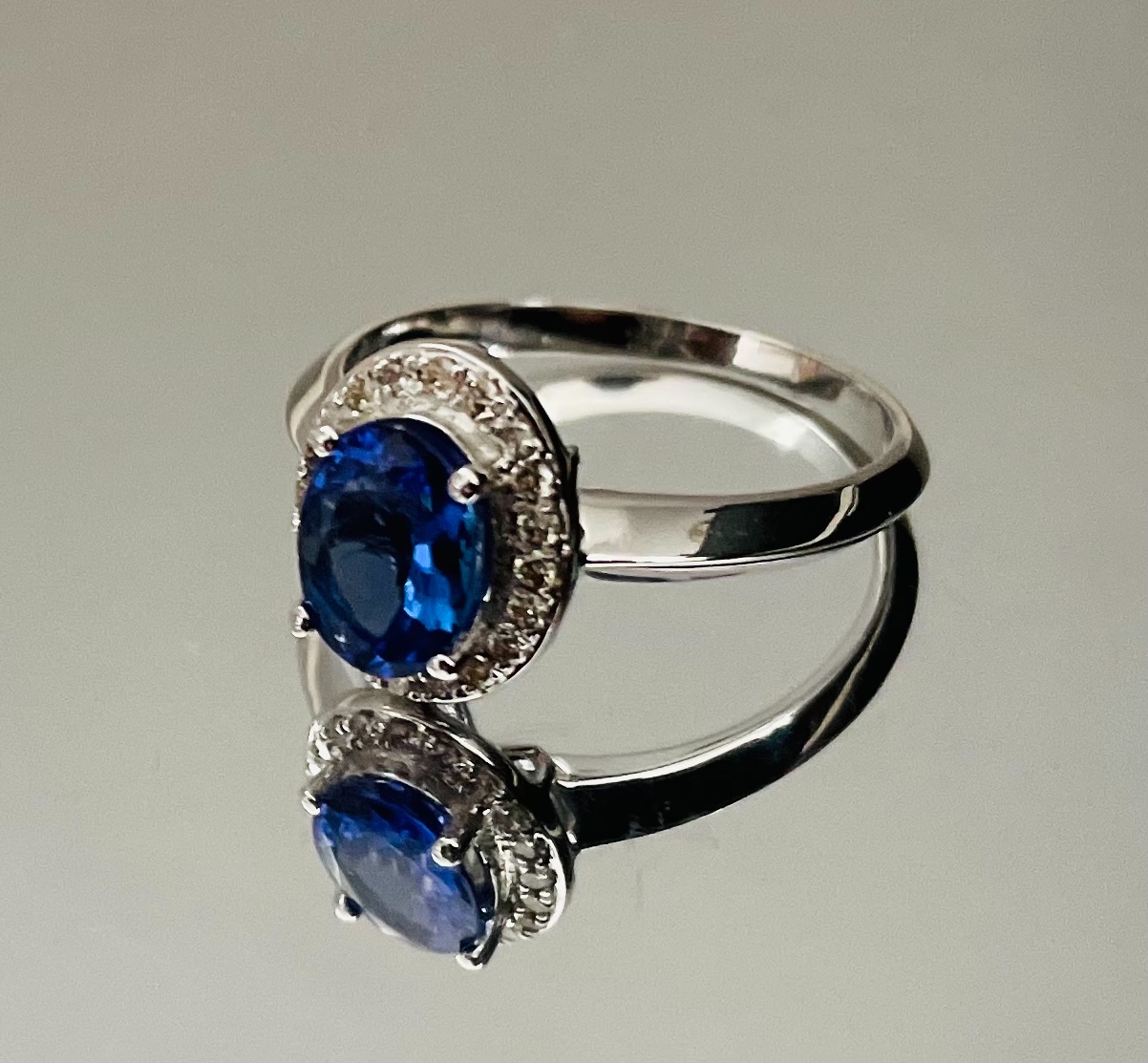 Beautiful Natural Tanzanite Ring With Diamonds And 18k Gold - Image 3 of 5