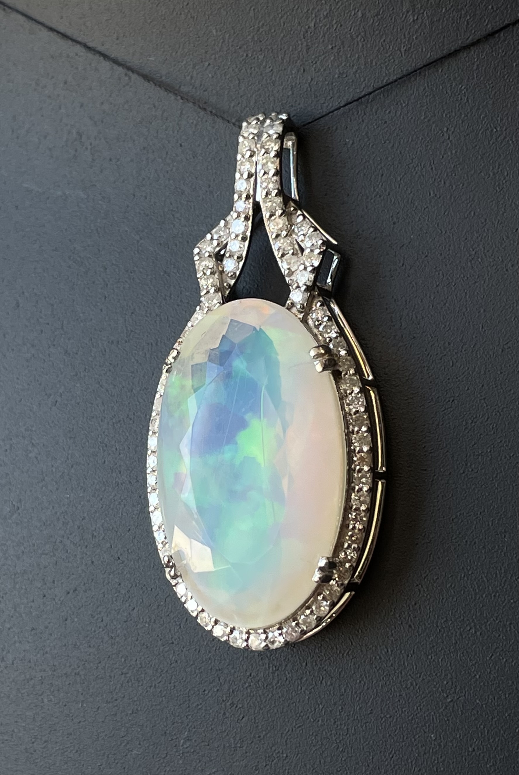 Beautiful Natural 22.33 ct Opal Pendant &1.15 Ct Diamonds & 18k White Gold - Image 8 of 9