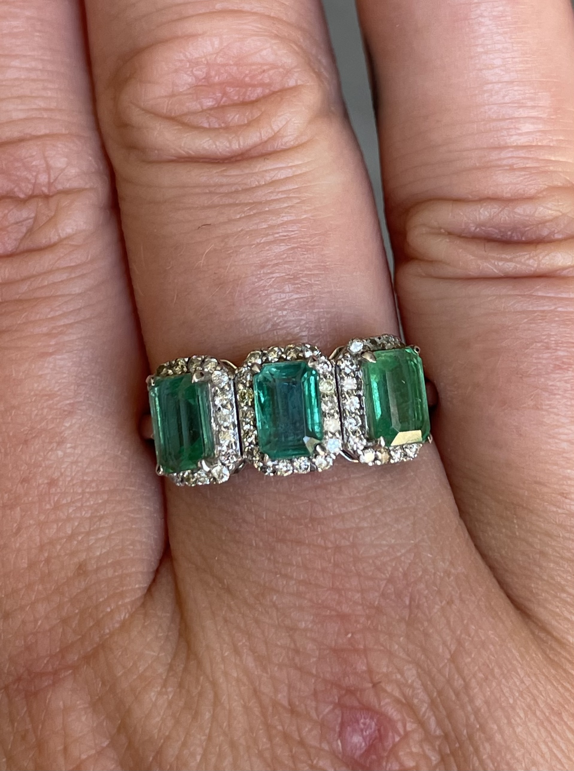 Beautiful Natural Emerald Ring With Natural Diamonds And 18k Gold - Image 7 of 8