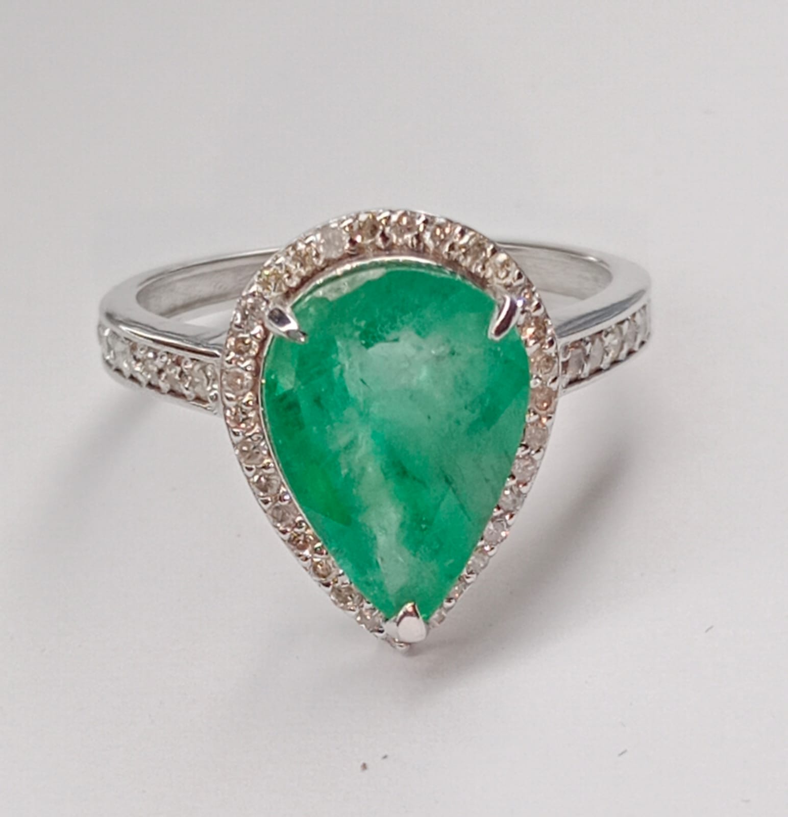 Beautiful 3.06 CT Natural Emerald With Natural Diamonds & 18k Gold - Image 2 of 8