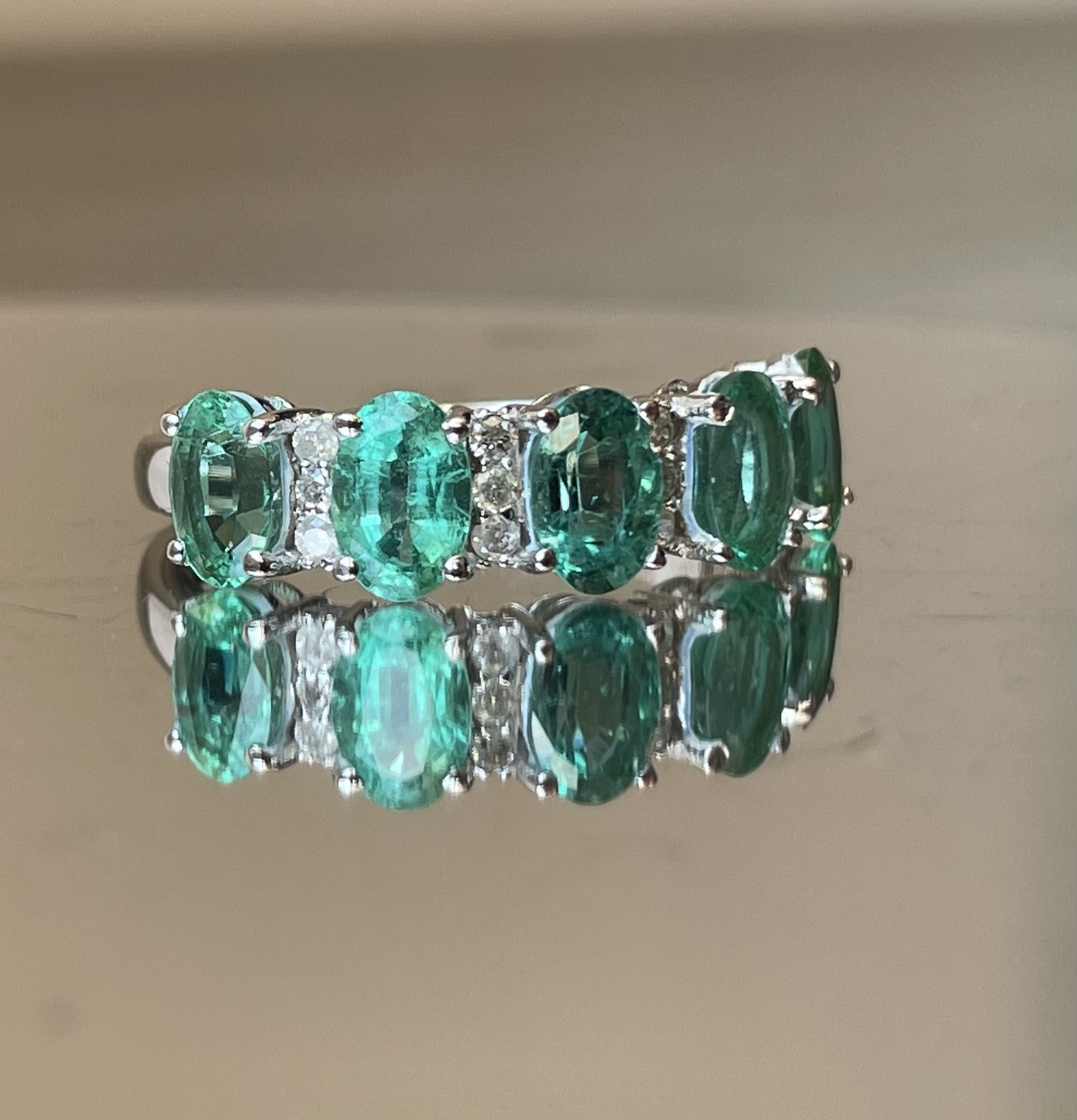 Beautiful Natural Emerald Ring With Natural Diamonds And 18k Gold - Image 2 of 7