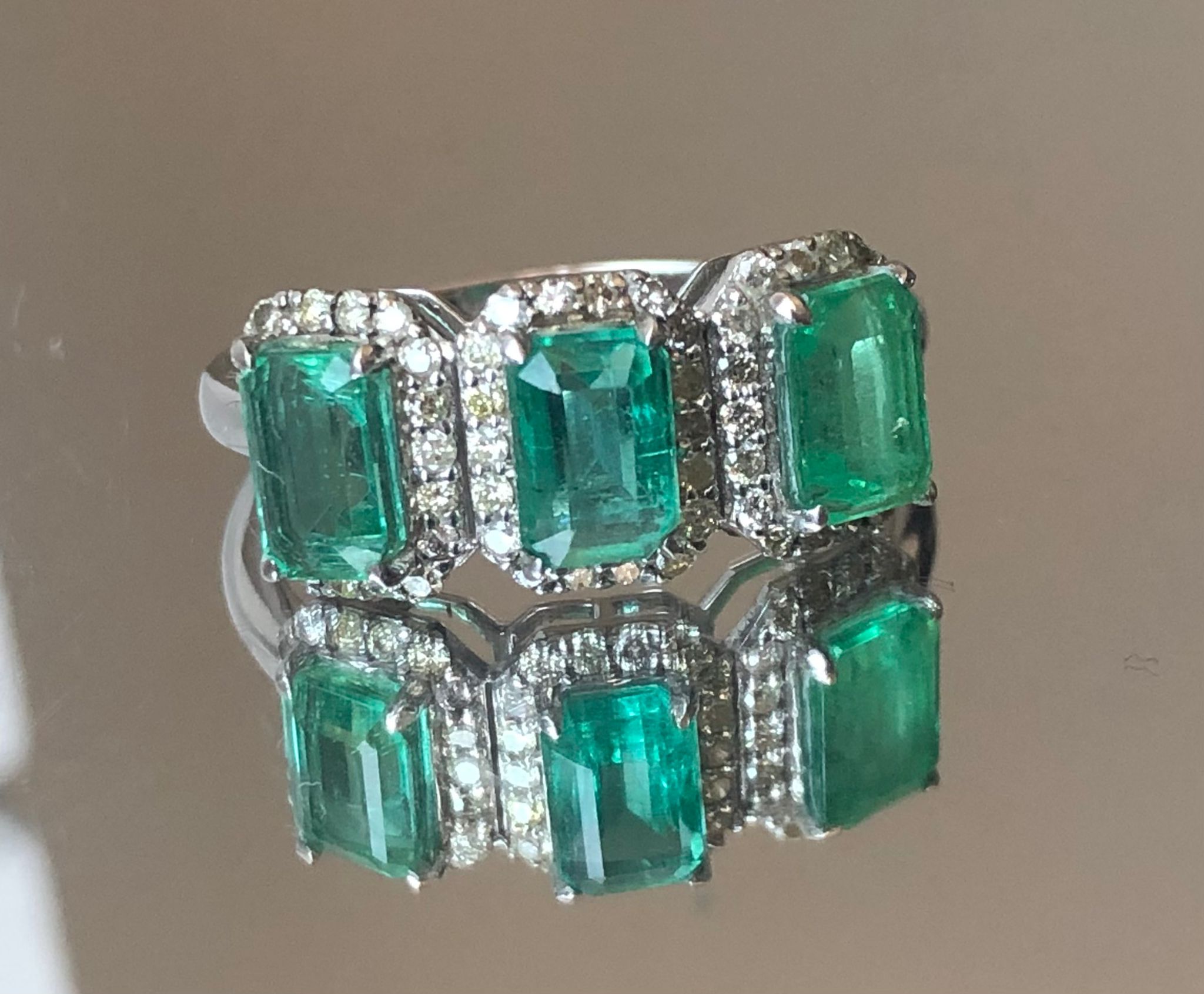 Beautiful Natural Emerald Ring With Natural Diamonds And 18k Gold - Image 4 of 8