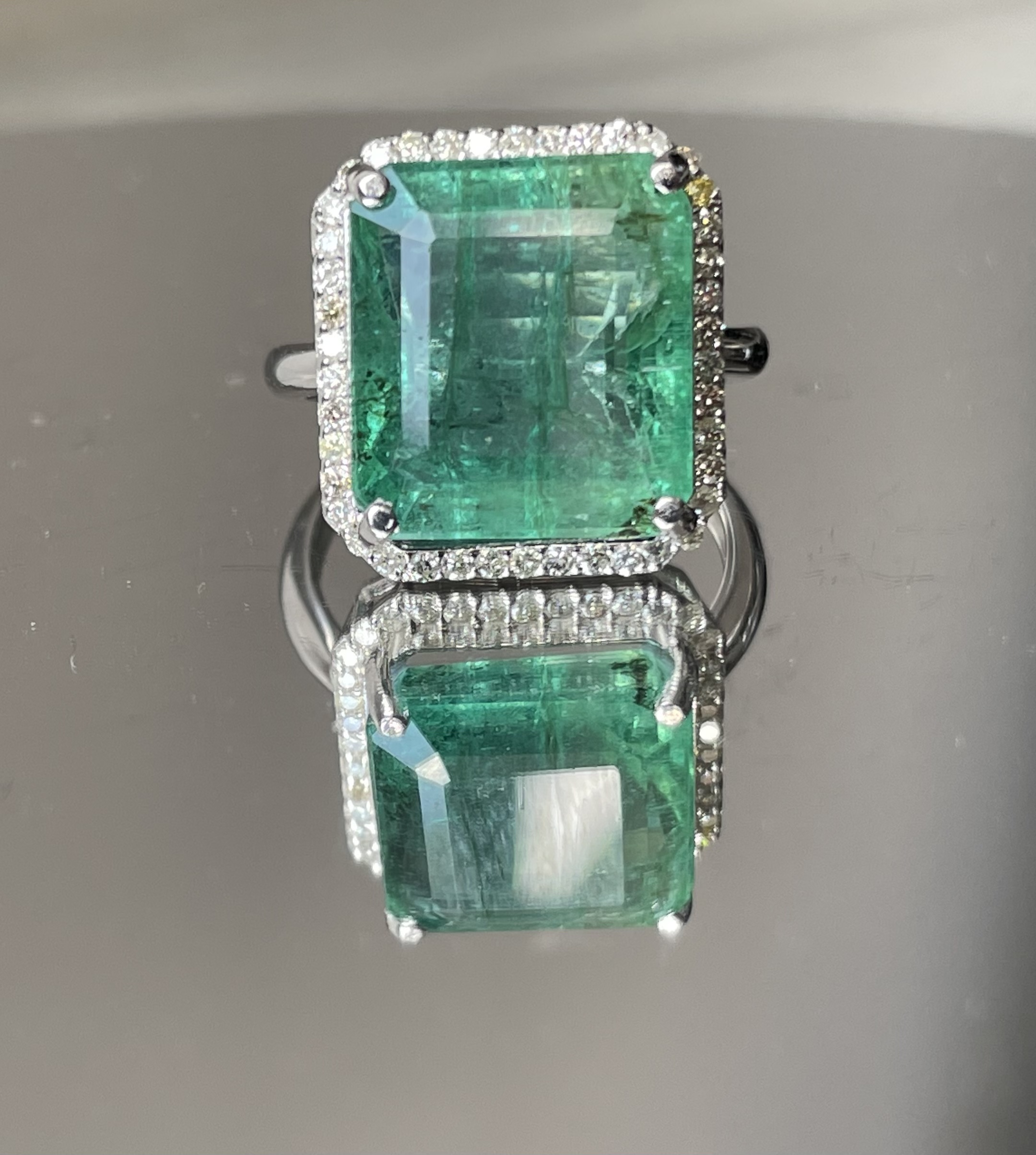 IGI Cert 8.77CT Natural Emerald Ring Natural Diamonds & 18k Gold - Image 5 of 10