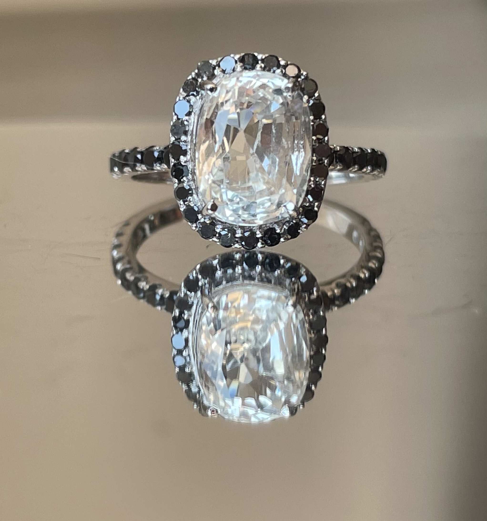 Beautiful 3.15CT Natural Ceylon White Sapphire W Natural Diamonds & 18k Gold - Image 7 of 8