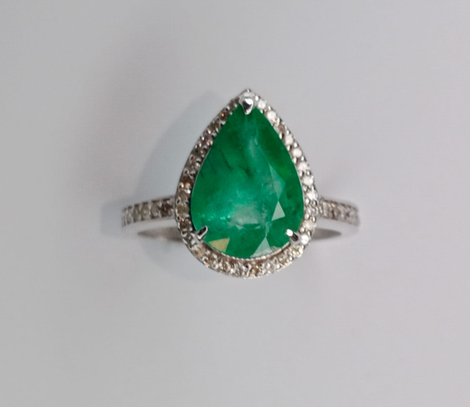 Beautiful 3.06 CT Natural Emerald With Natural Diamonds & 18k Gold - Image 6 of 8