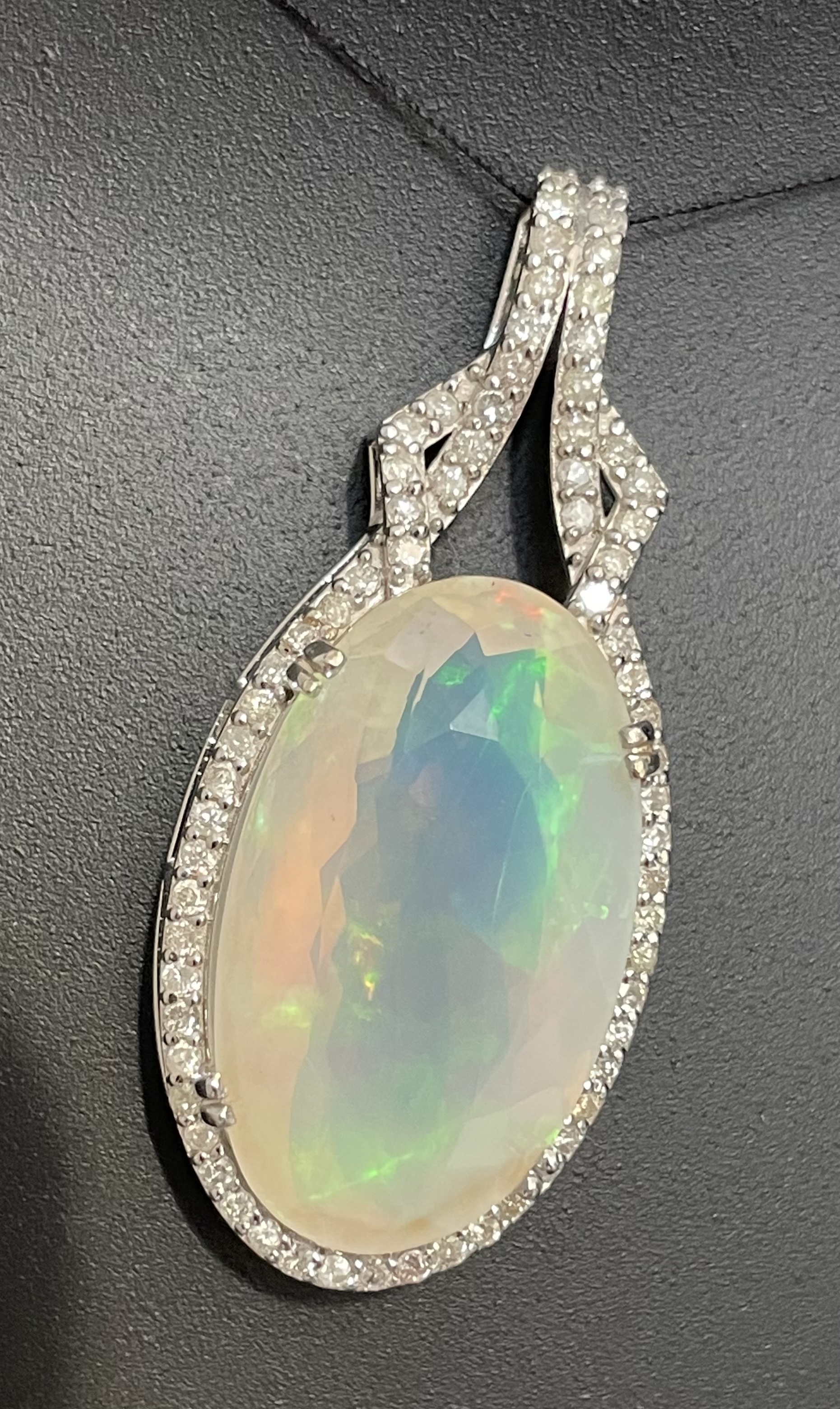 Beautiful Natural 22.33 ct Opal Pendant &1.15 Ct Diamonds & 18k White Gold - Image 4 of 9