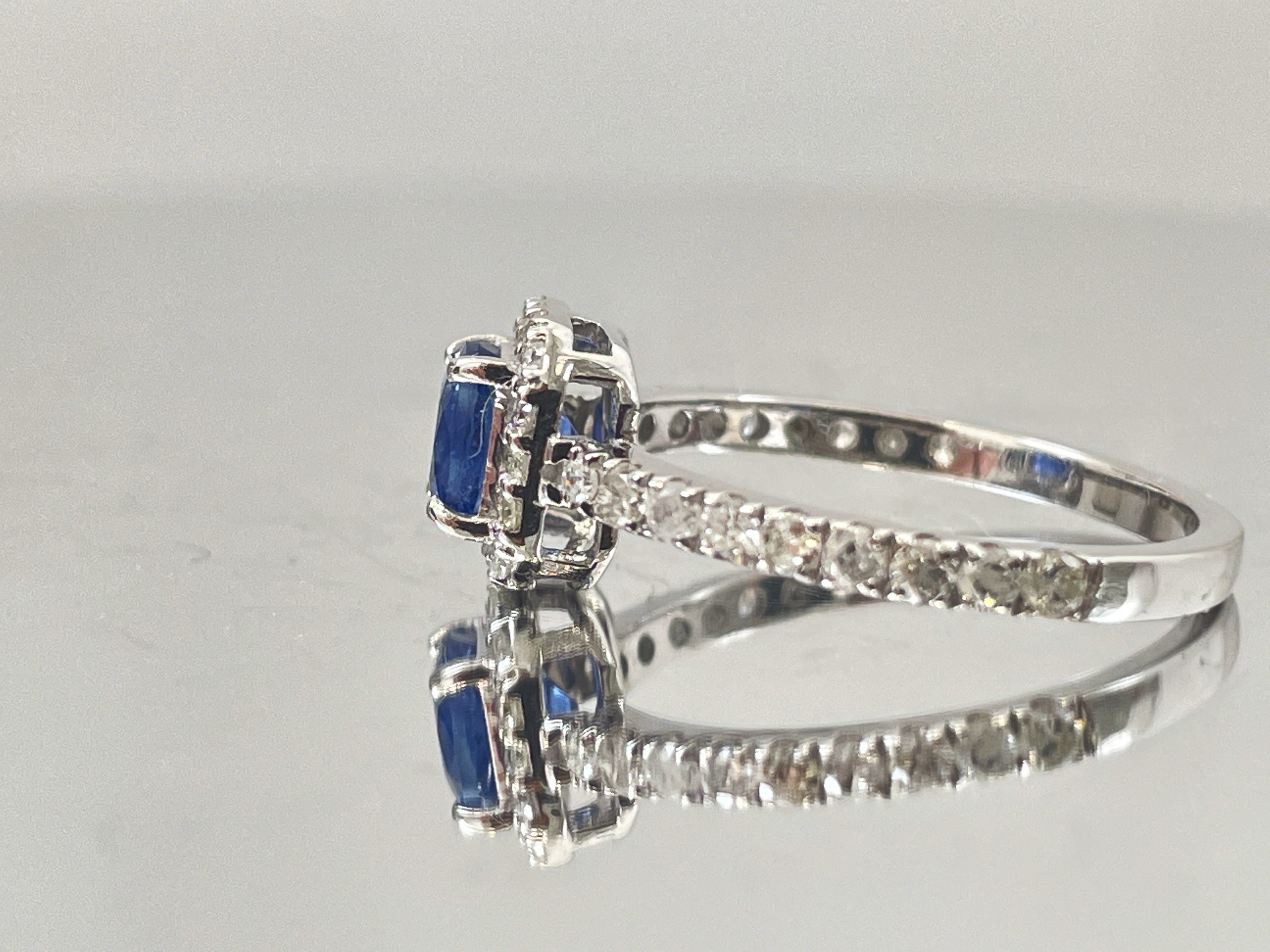 Beautiful Natural Ceylon Royal Blue Sapphire W Natural Diamonds & 18kGold - Image 4 of 6
