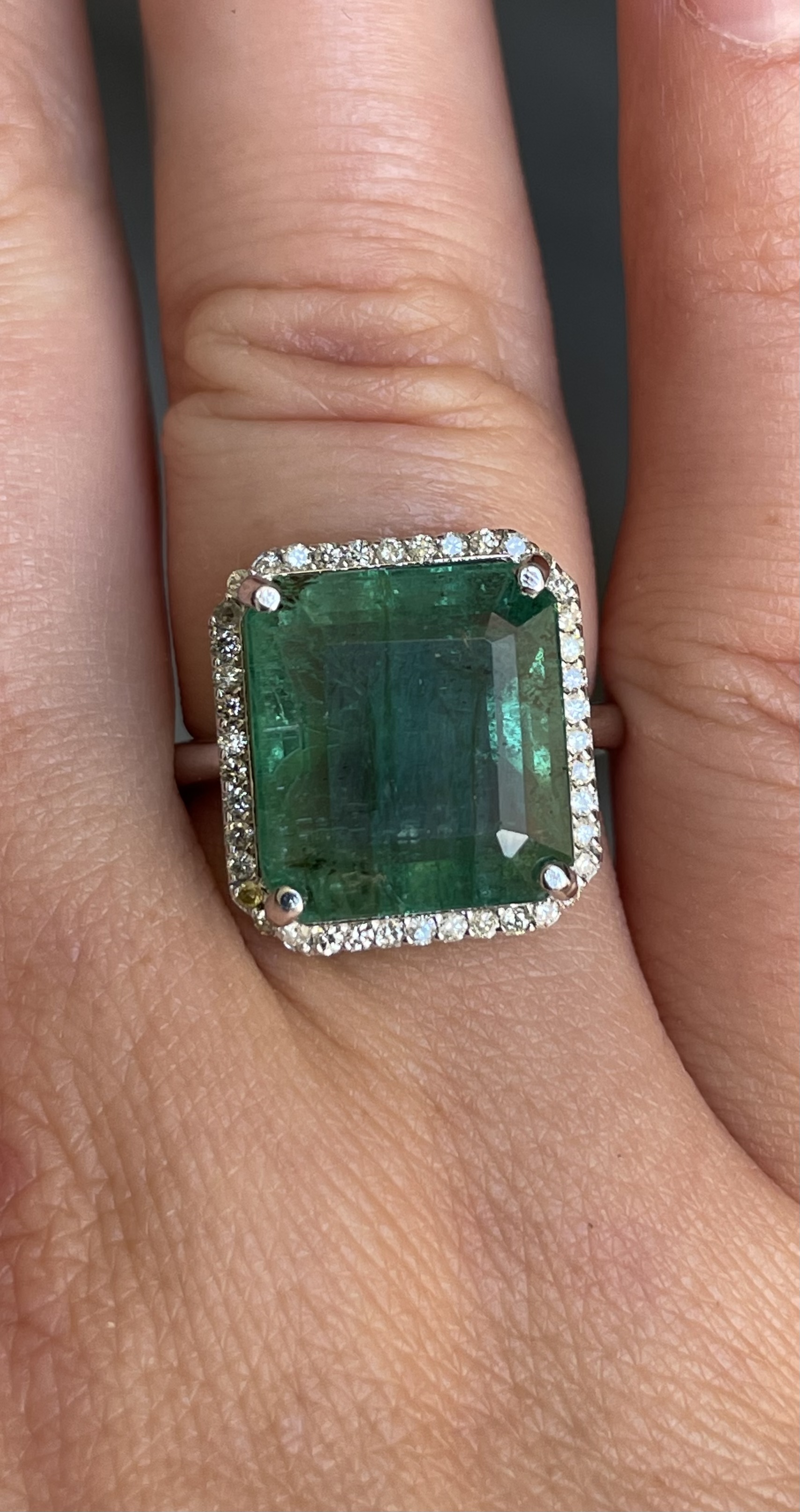 IGI Cert 8.77CT Natural Emerald Ring Natural Diamonds & 18k Gold - Image 10 of 10