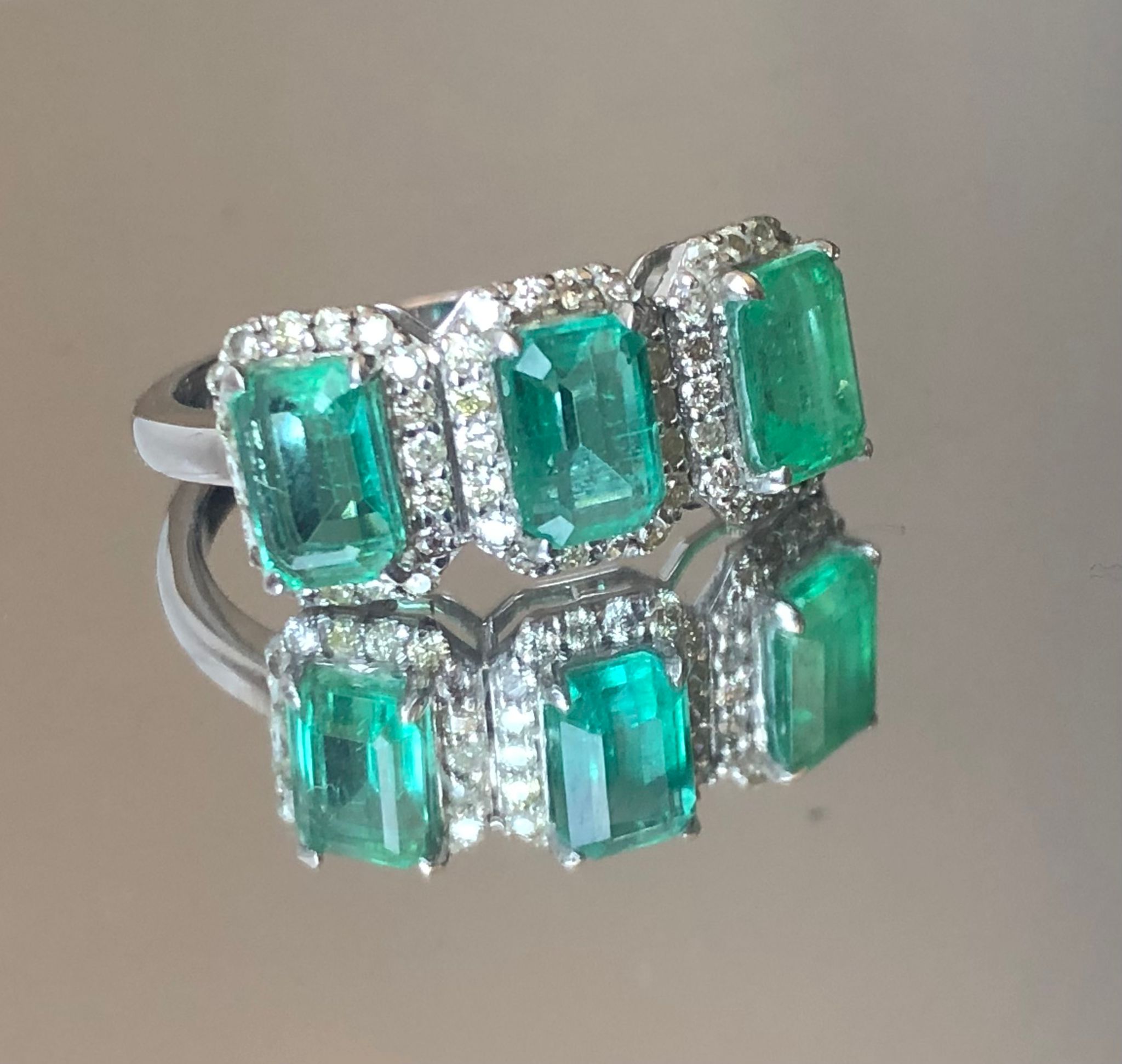 Beautiful Natural Emerald Ring With Natural Diamonds And 18k Gold - Image 6 of 8