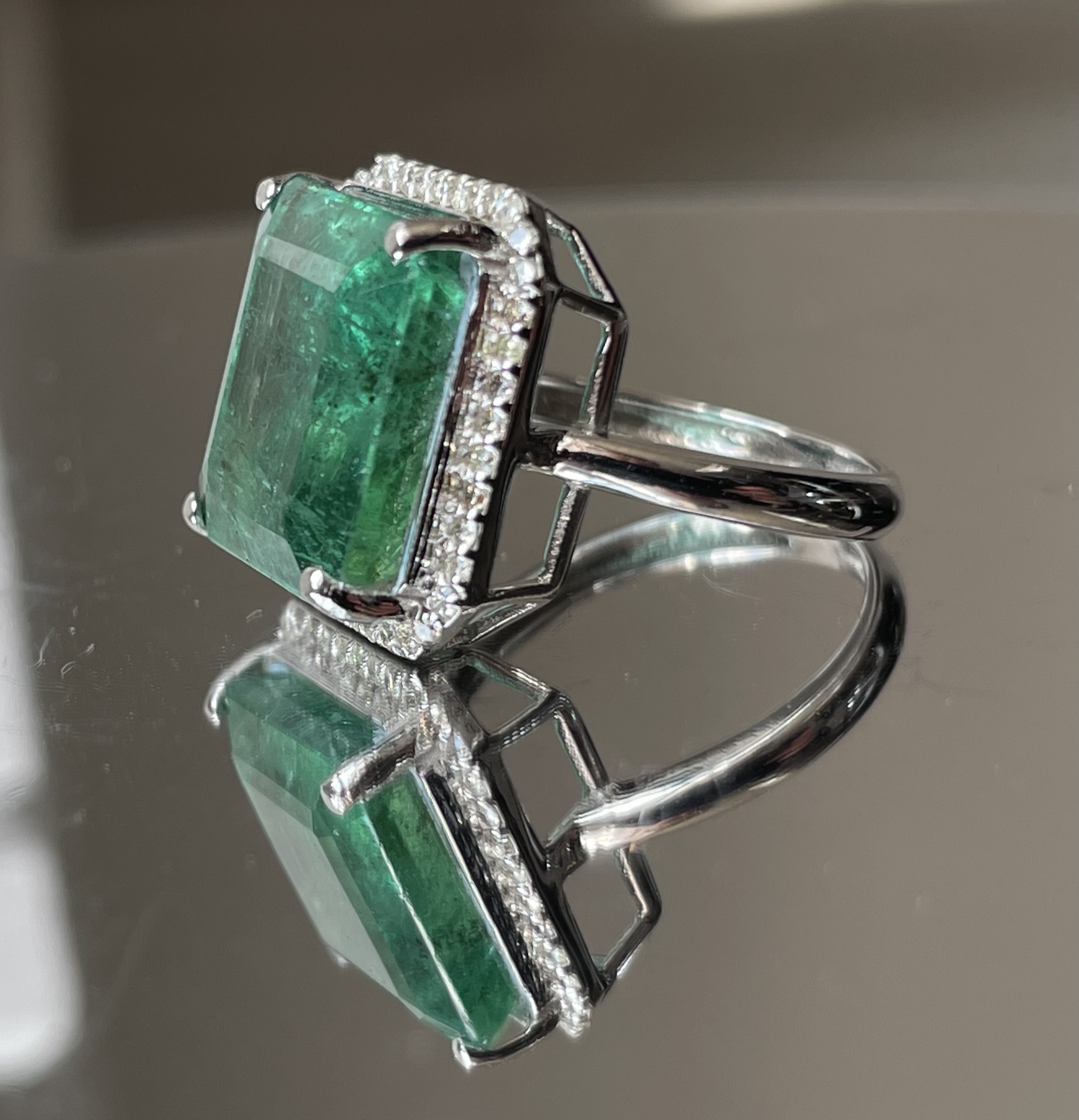 IGI Cert 8.77CT Natural Emerald Ring Natural Diamonds & 18k Gold - Image 4 of 10