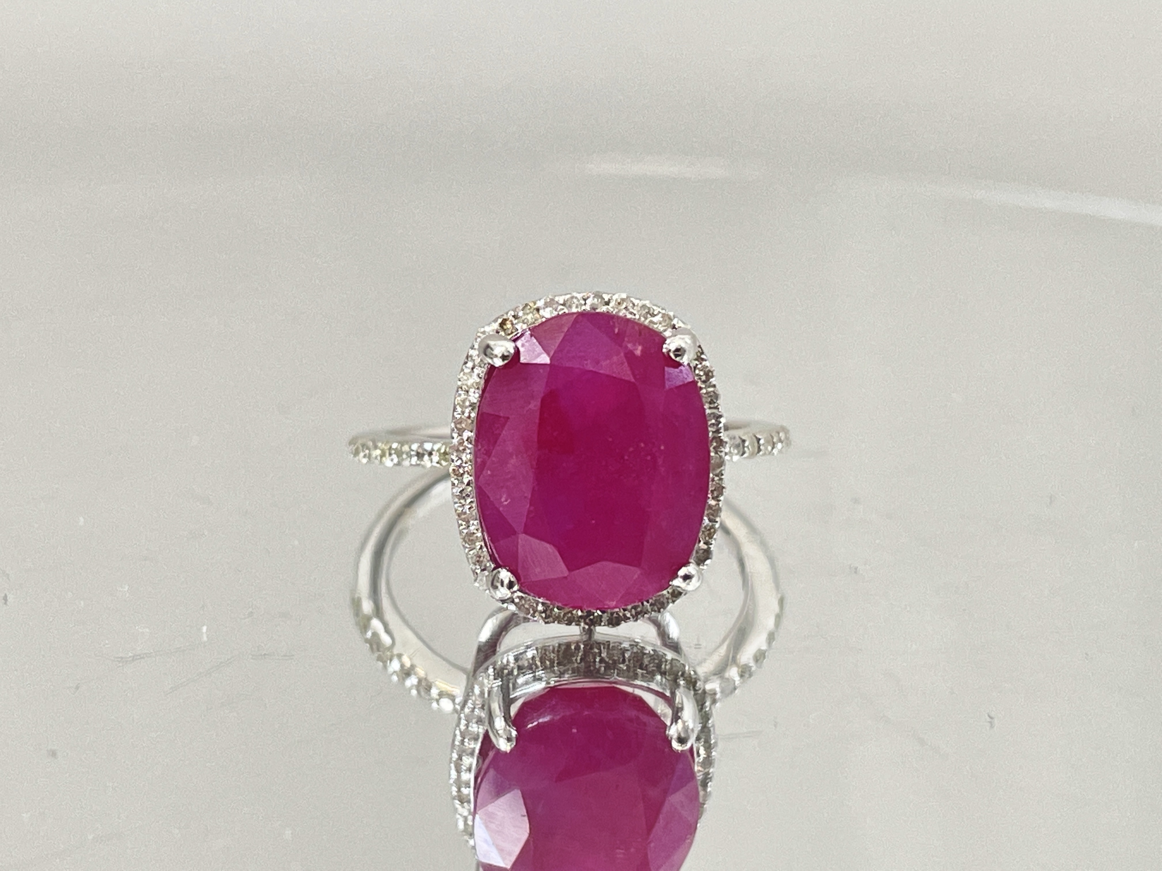 Natural Burma Ruby 9.16 Ct With Natural Diamonds & 18kGold - Image 2 of 7