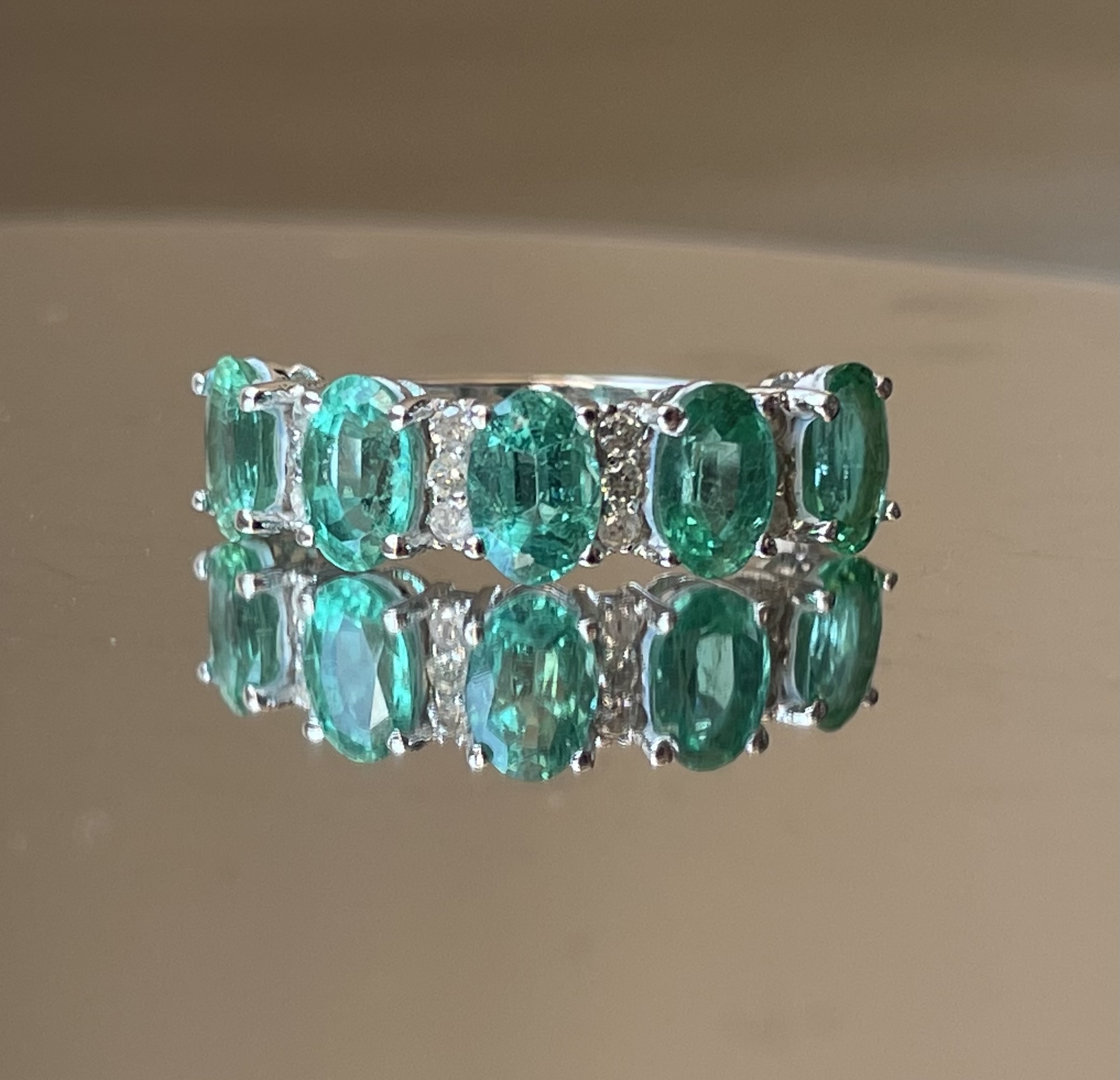 Beautiful Natural Emerald Ring With Natural Diamonds And 18k Gold - Image 4 of 7