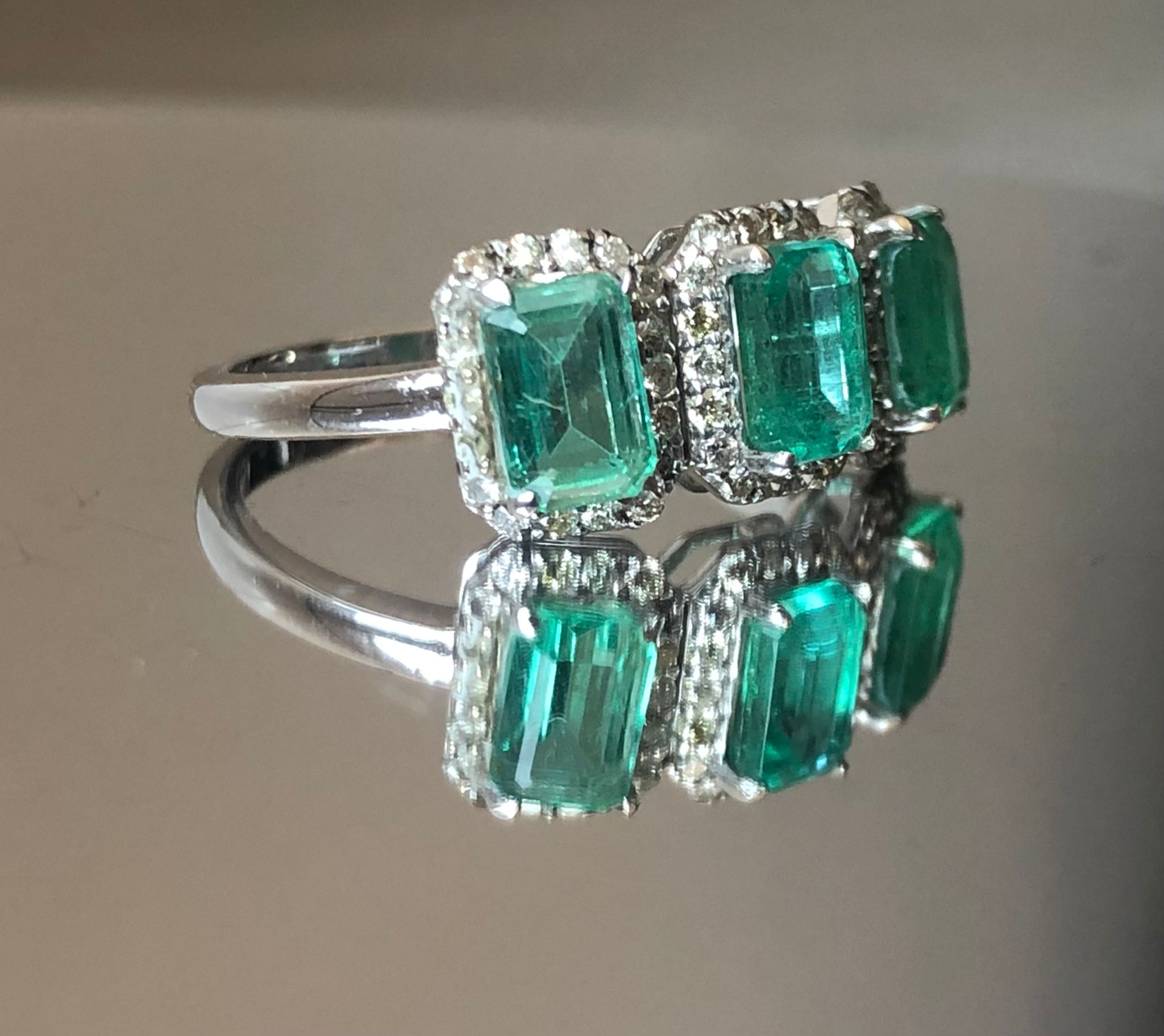 Beautiful Natural Emerald Ring With Natural Diamonds And 18k Gold - Image 3 of 8