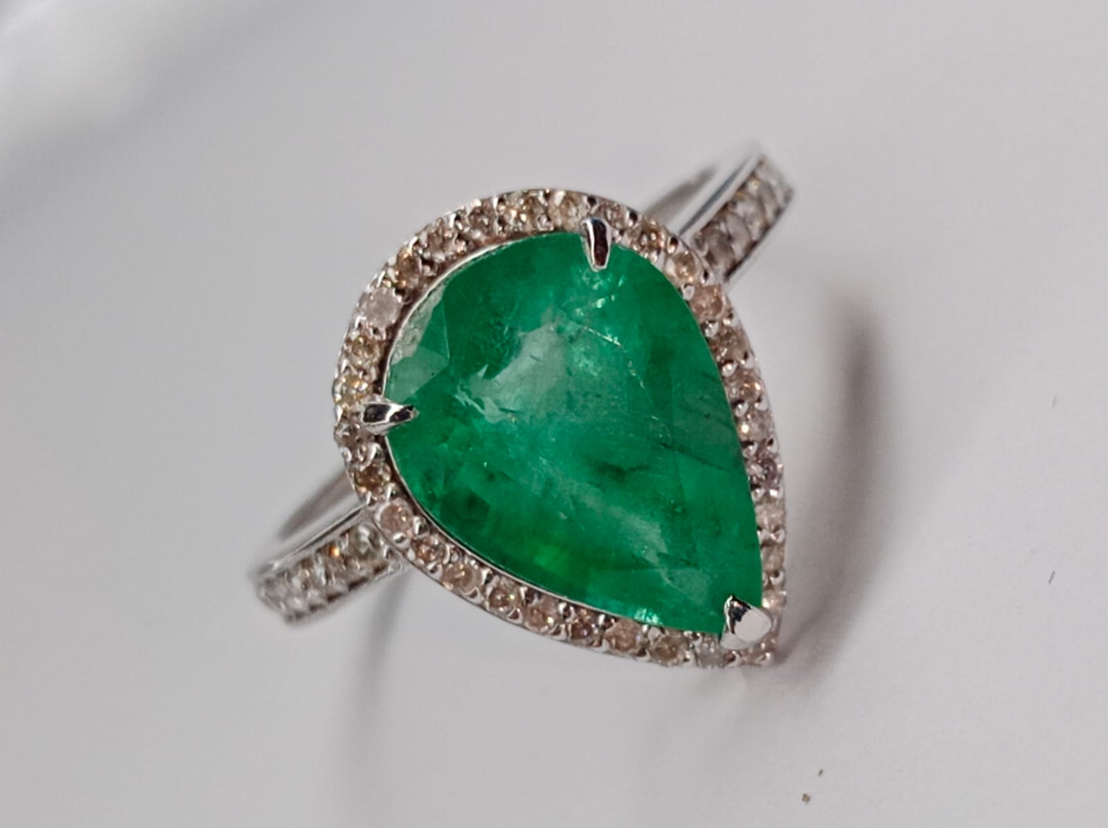 Beautiful 3.06 CT Natural Emerald With Natural Diamonds & 18k Gold - Image 5 of 8