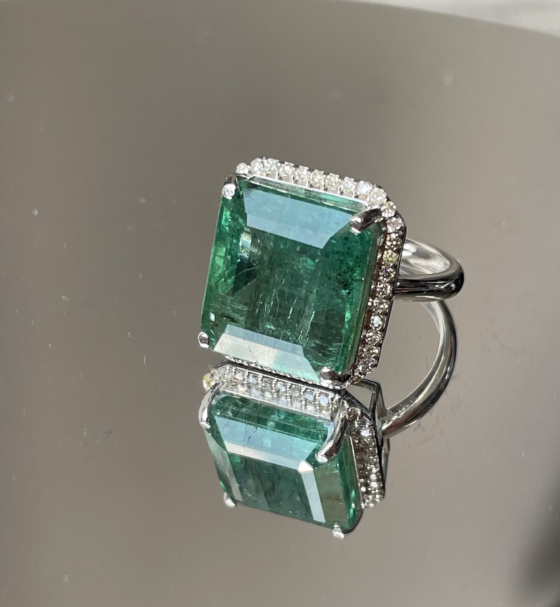 IGI Cert 8.77CT Natural Emerald Ring Natural Diamonds & 18k Gold - Image 2 of 10