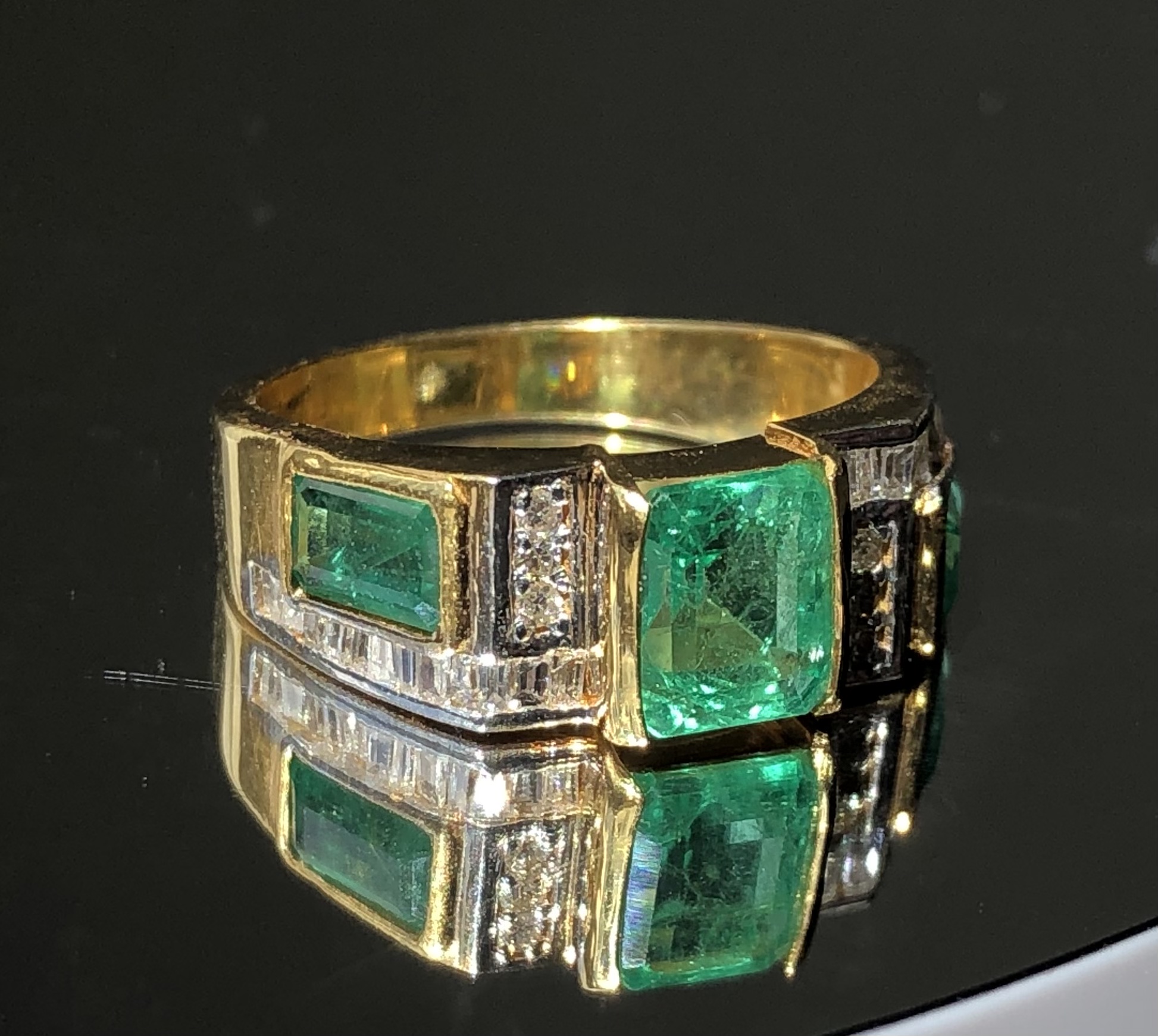 Beautiful 2.80 Carat Natural Emerald Ring With Natural Diamonds and 18k Gold - Image 5 of 7