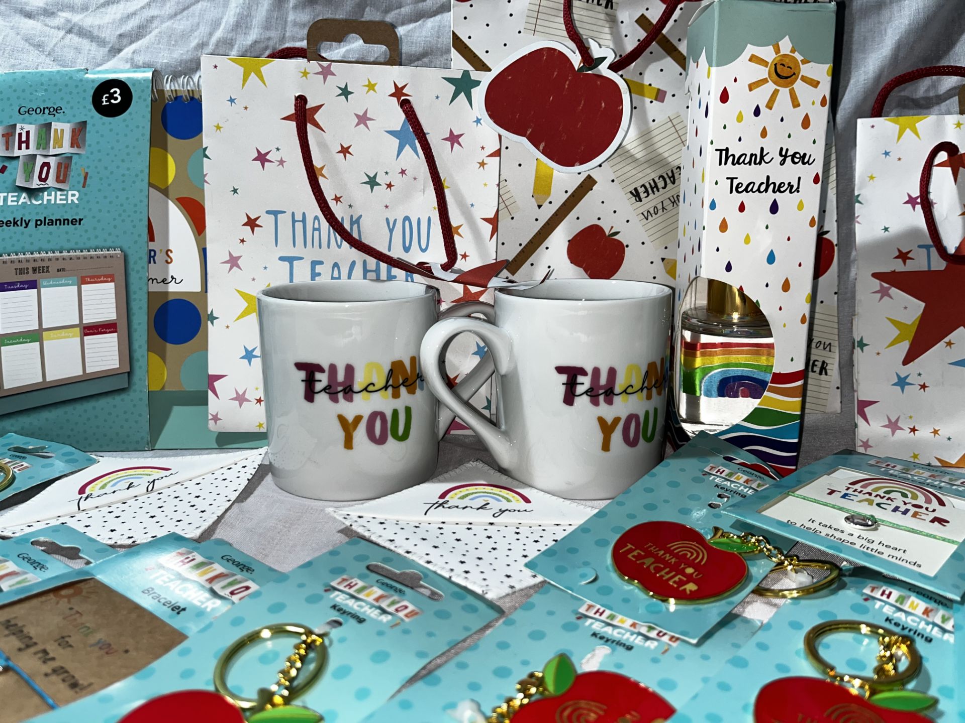 Y1/B - New Job Lot ''Thank you'' Teacher Large Gift Set, Mugs, Keyrings, Gift Bags, Scent, Planne... - Image 2 of 4