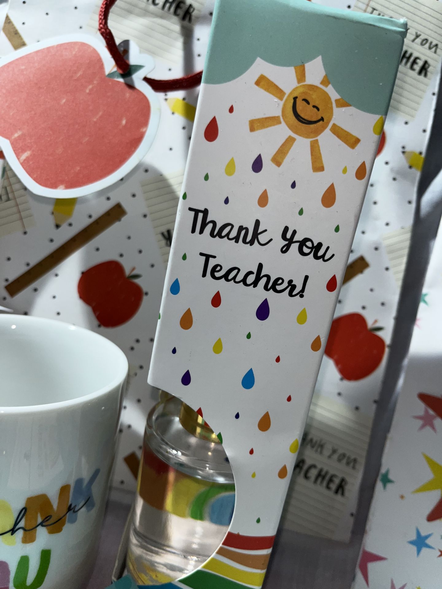 Y1/B - New Job Lot ''Thank you'' Teacher Large Gift Set, Mugs, Keyrings, Gift Bags, Scent, Planne... - Image 4 of 4