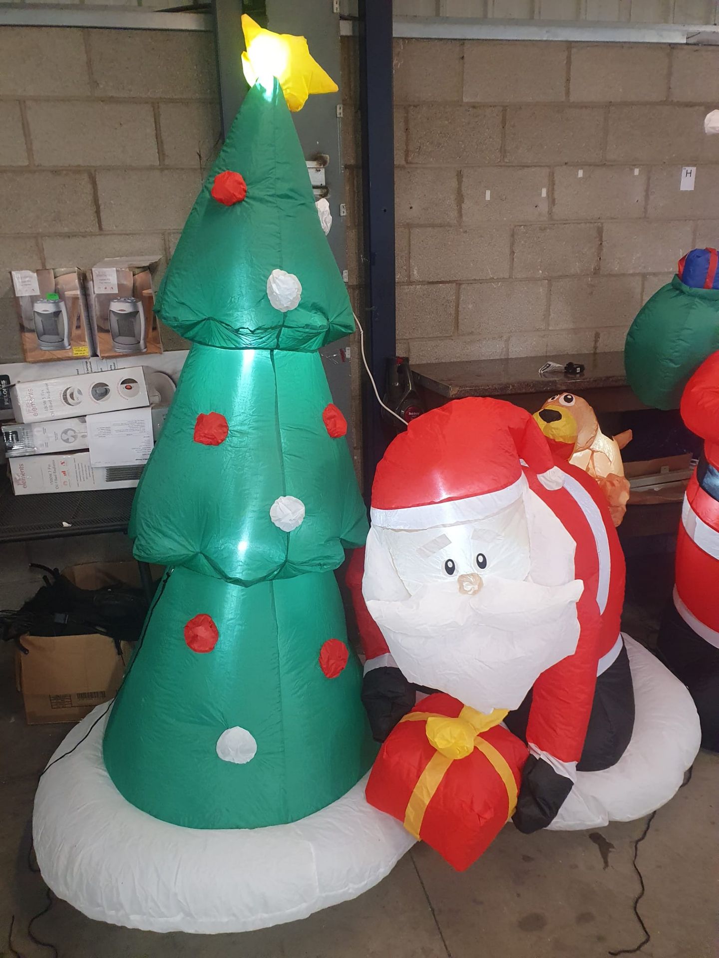 (5D) RRP £65. 6.5ft Santa With Dog & Christmas Tree Inflatable. - Image 3 of 4