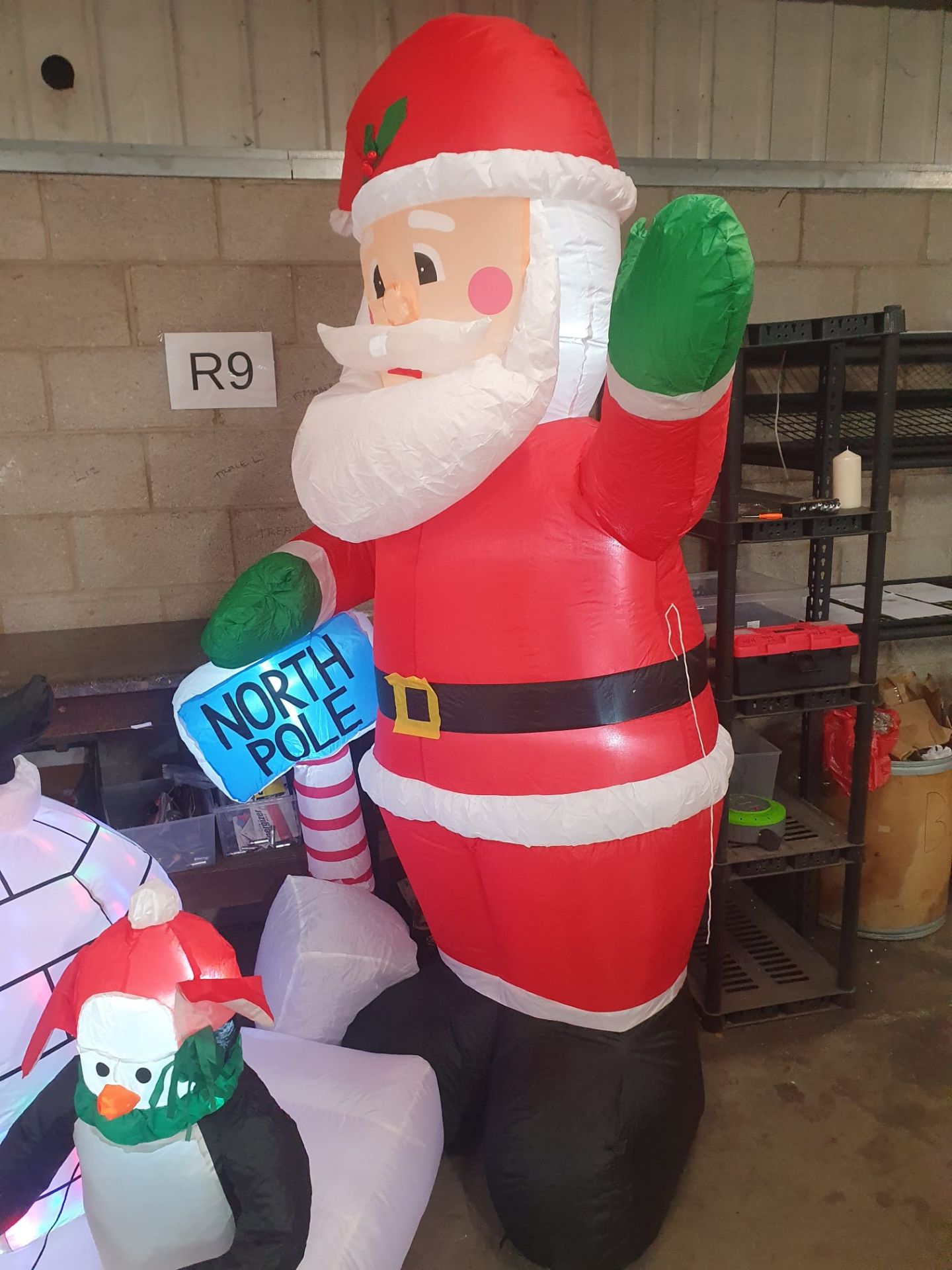 (5D) RRP £65. 8ft Santa with North Pole Sign Christmas Inflatable. - Image 4 of 5