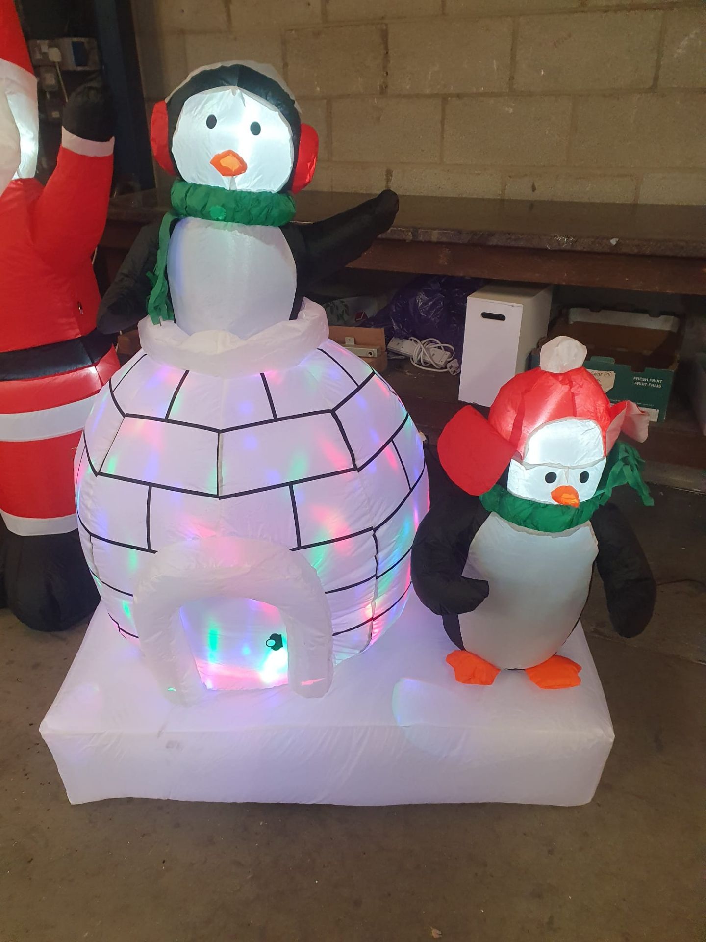 (5D) RRP £65. 5ft Penguins and Igloo Christmas Inflatable. - Image 3 of 5
